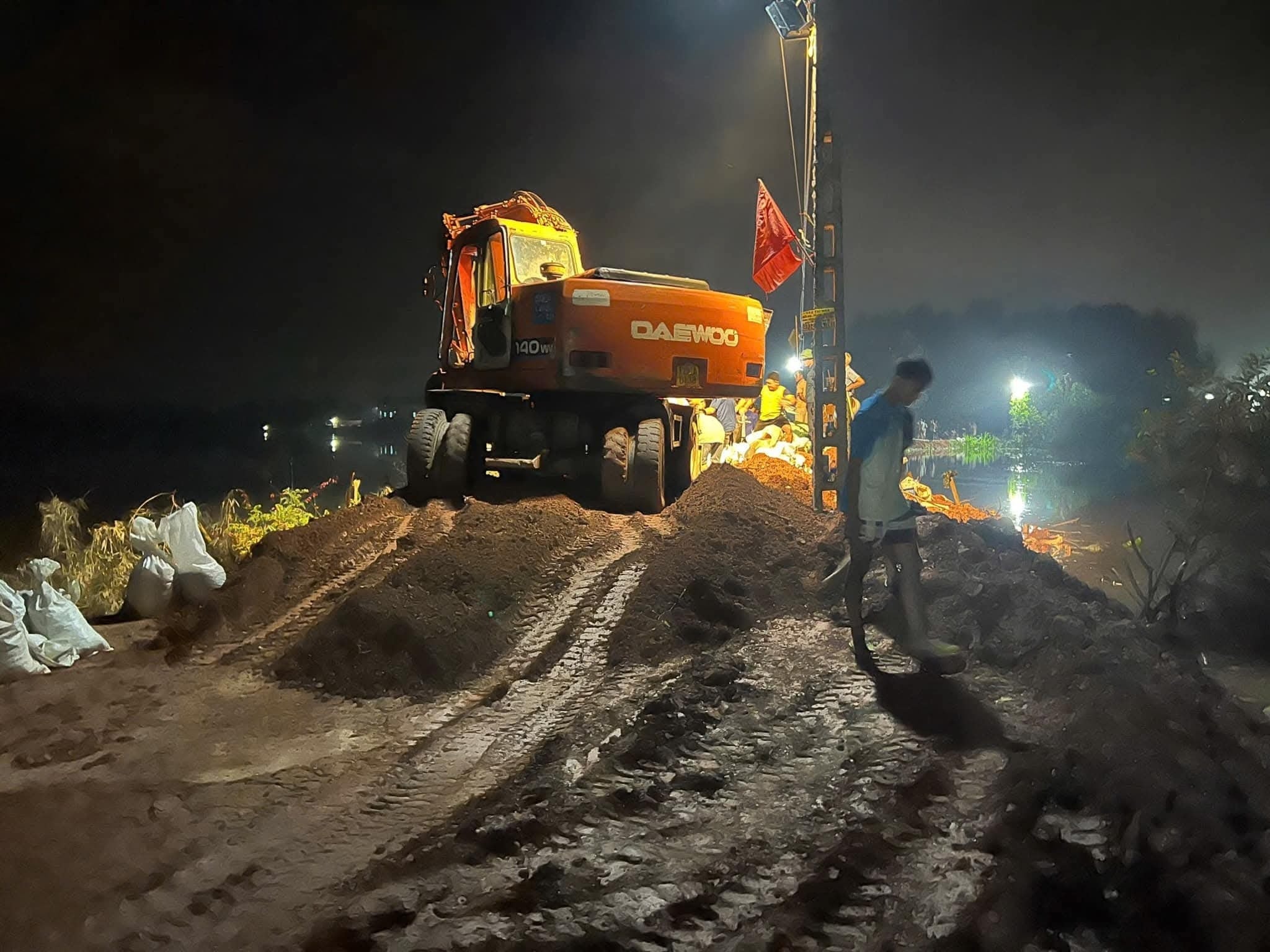 Xã Mỹ Thái xuyên đêm bảo vệ đê Chi Lễ trước nguy cơ lũ lớn - Ảnh 6. Xã Mỹ Thái xuyên đêm bảo vệ đê Chi Lễ trước nguy cơ lũ lớn - Ảnh 6.