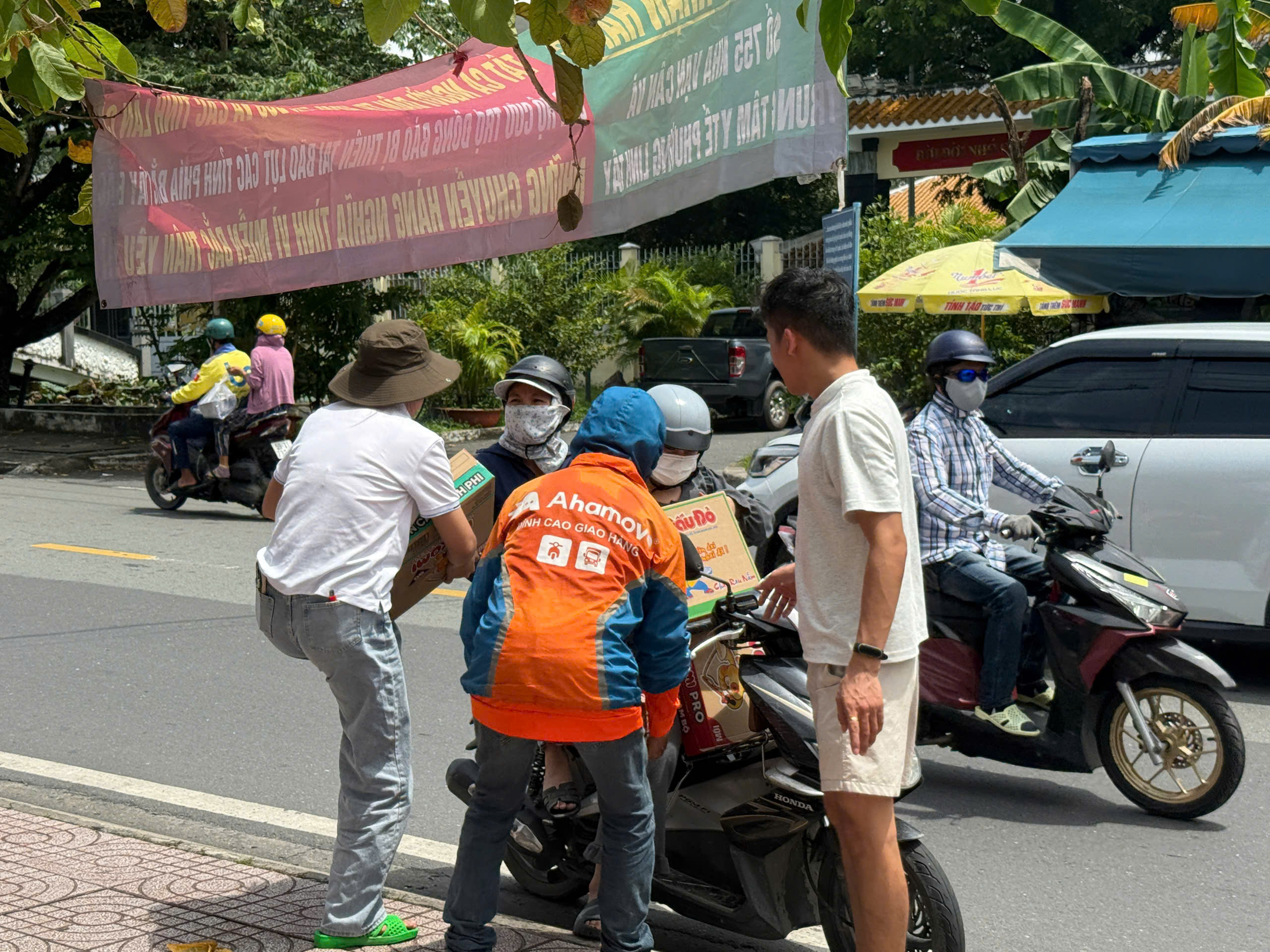 Người dân TP HCM chung tay hỗ trợ đồng bào bị ảnh hưởng bão lũ miền Trung - Ảnh 9. Người dân TP HCM chung tay hỗ trợ đồng bào bị ảnh hưởng bão lũ miền Trung - Ảnh 9.