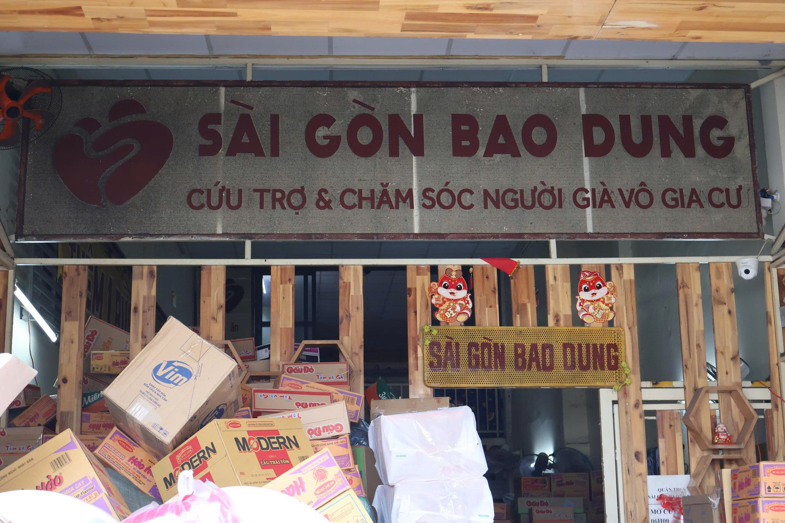Người dân TP HCM chung tay hỗ trợ đồng bào bị ảnh hưởng bão lũ miền Trung - Ảnh 14. Người dân TP HCM chung tay hỗ trợ đồng bào bị ảnh hưởng bão lũ miền Trung - Ảnh 14.