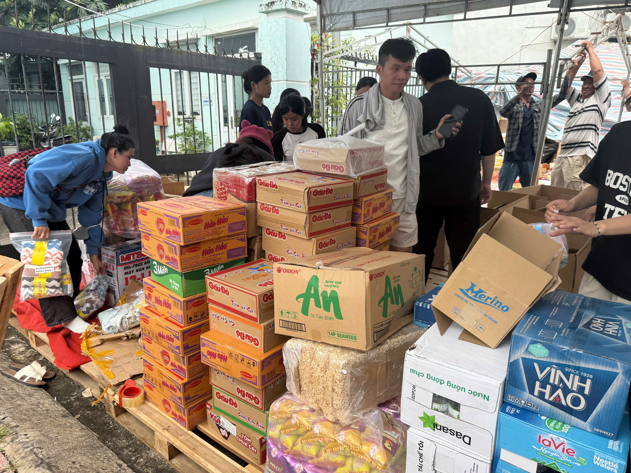 Người dân TP HCM chung tay hỗ trợ đồng bào bị ảnh hưởng bão lũ miền Trung - Ảnh 10. Người dân TP HCM chung tay hỗ trợ đồng bào bị ảnh hưởng bão lũ miền Trung - Ảnh 10.
