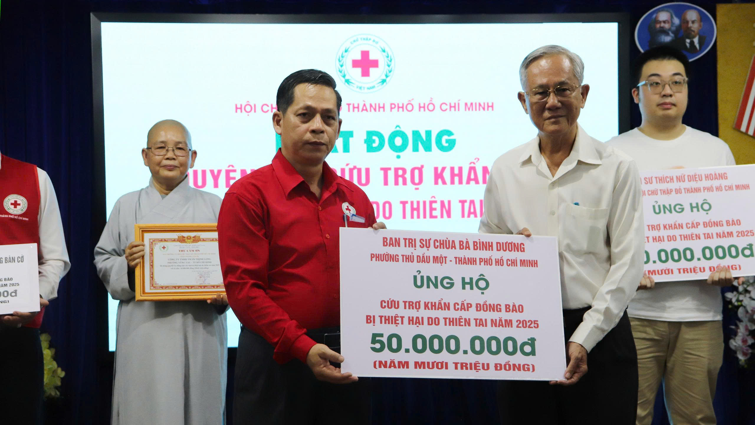 Người dân TP HCM chung tay hỗ trợ đồng bào bị ảnh hưởng bão lũ miền Trung - Ảnh 6. Người dân TP HCM chung tay hỗ trợ đồng bào bị ảnh hưởng bão lũ miền Trung - Ảnh 6.