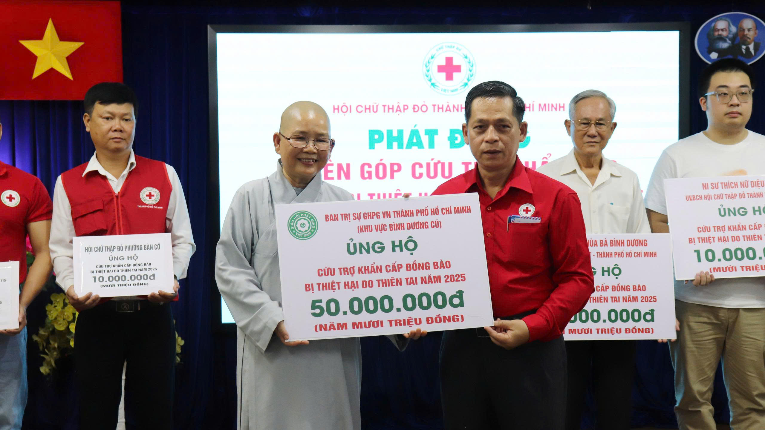 Người dân TP HCM chung tay hỗ trợ đồng bào bị ảnh hưởng bão lũ miền Trung - Ảnh 5. Người dân TP HCM chung tay hỗ trợ đồng bào bị ảnh hưởng bão lũ miền Trung - Ảnh 5.