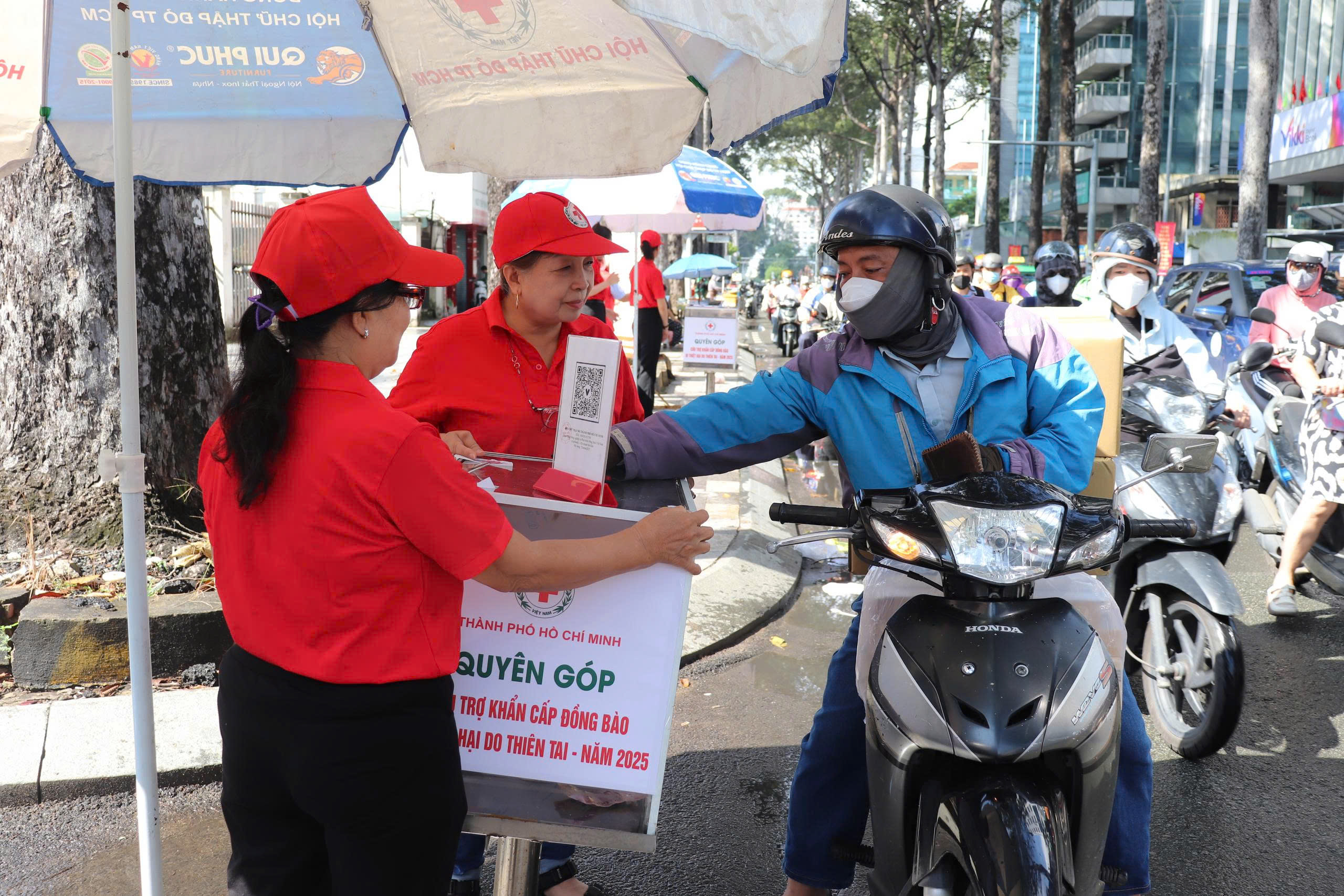 Người dân TP HCM chung tay hỗ trợ đồng bào bị ảnh hưởng bão lũ miền Trung - Ảnh 3. Người dân TP HCM chung tay hỗ trợ đồng bào bị ảnh hưởng bão lũ miền Trung - Ảnh 3.