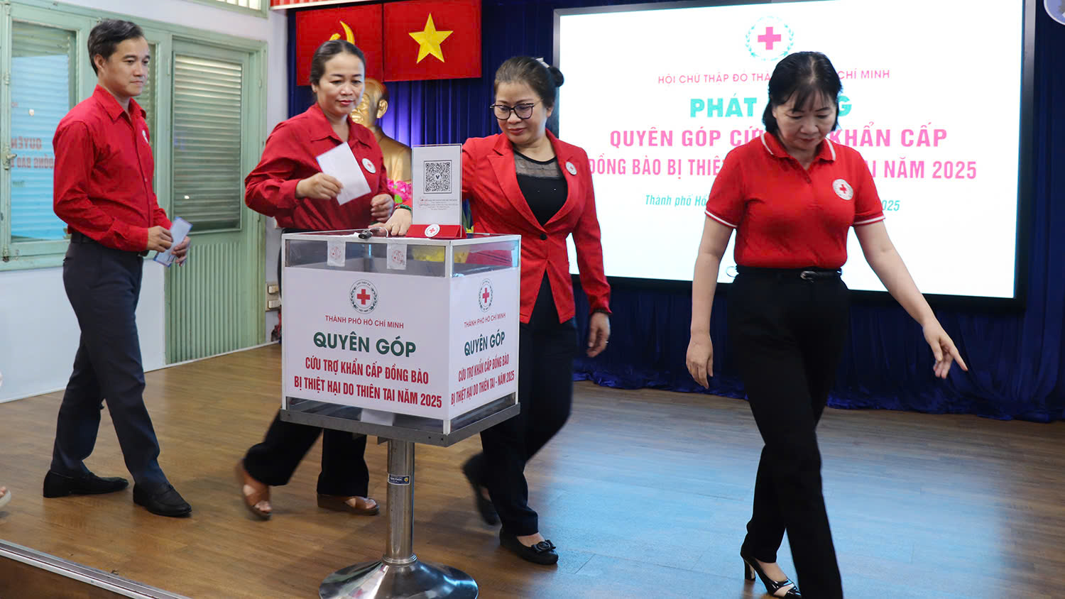 Người dân TP HCM chung tay hỗ trợ đồng bào bị ảnh hưởng bão lũ miền Trung - Ảnh 4. Người dân TP HCM chung tay hỗ trợ đồng bào bị ảnh hưởng bão lũ miền Trung - Ảnh 4.