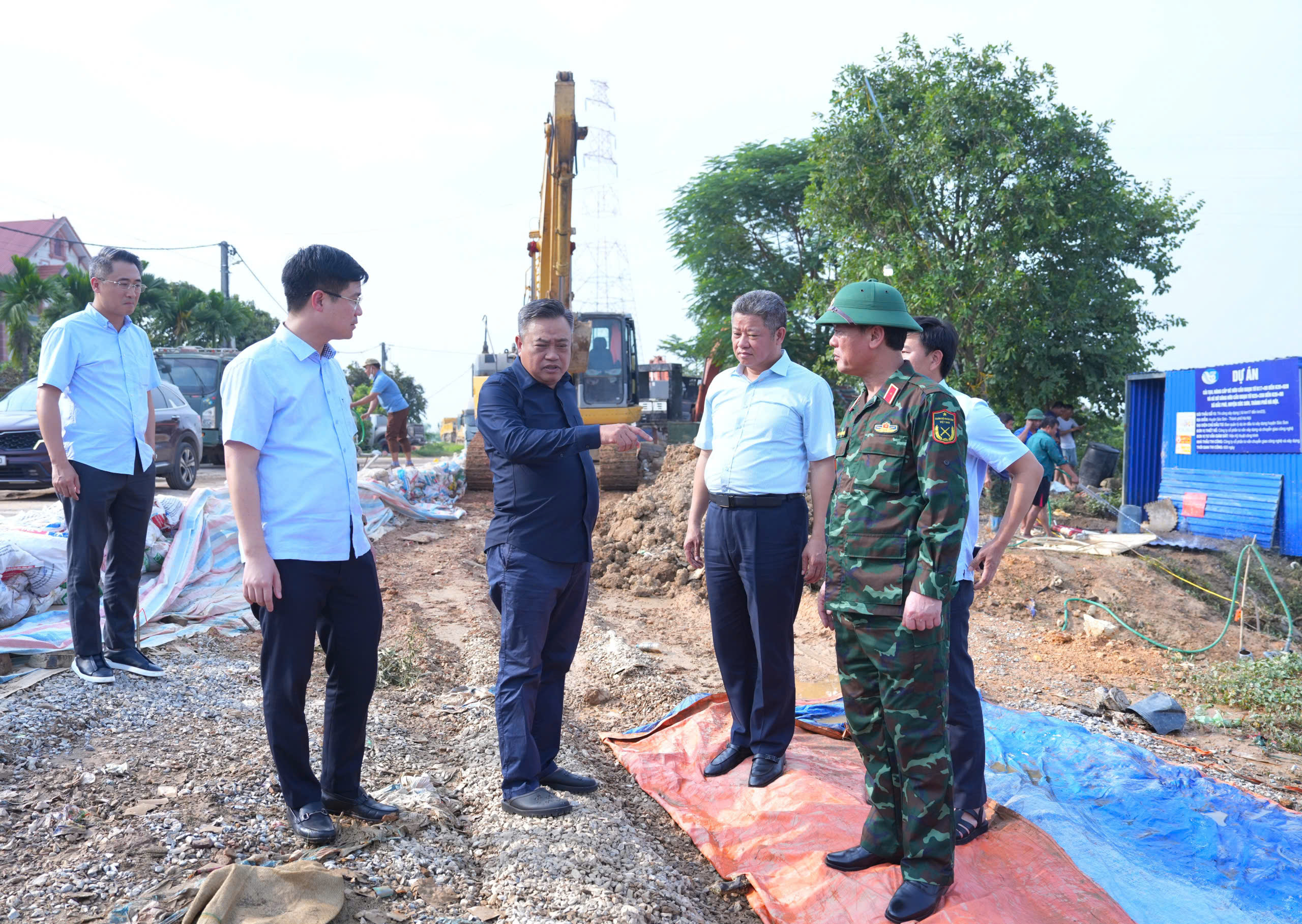 Chủ tịch UBND TP Hà Nội Trần Sỹ Thanh đi kiểm tra vùng ngập do lũ - Ảnh 2.