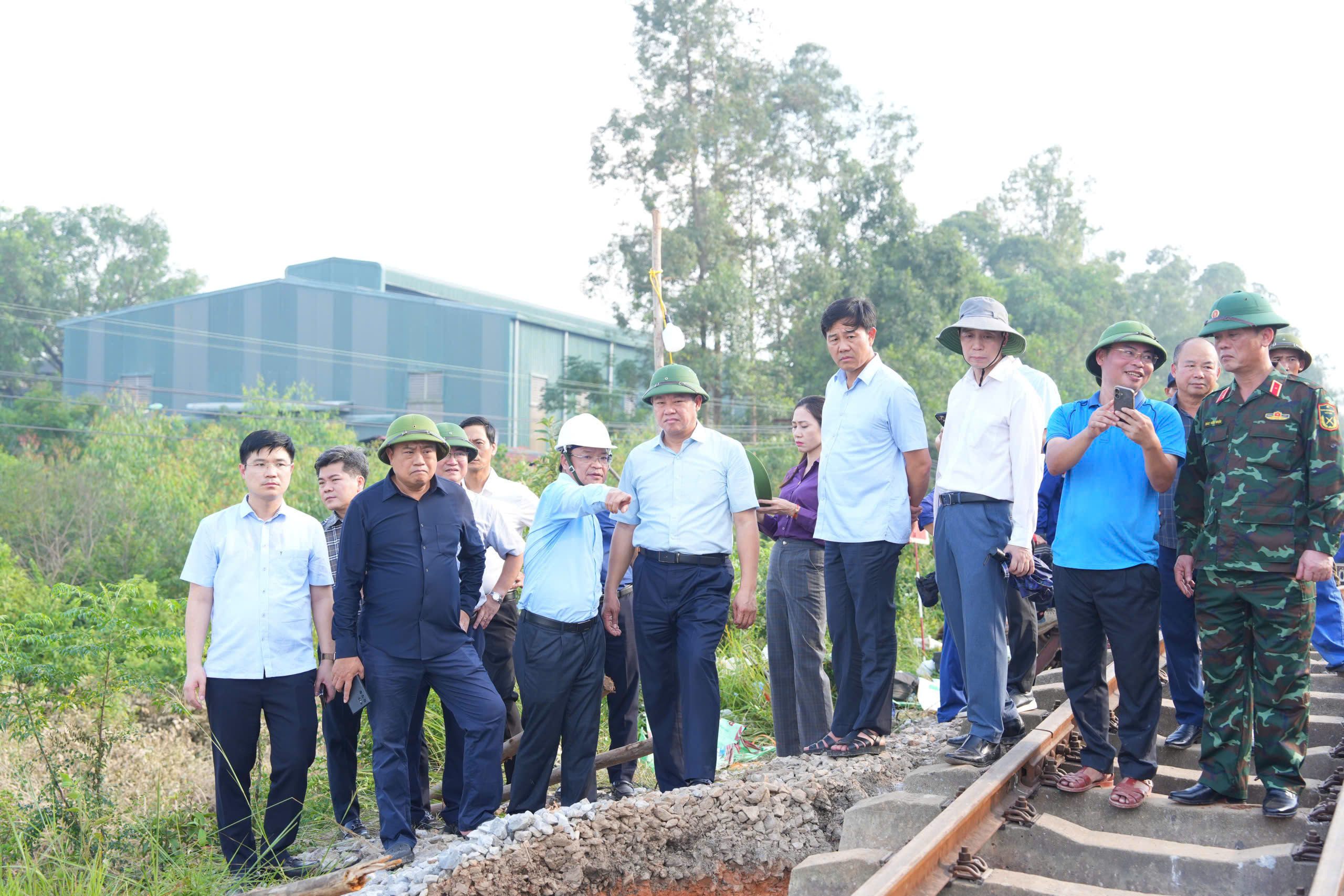 Chủ tịch UBND TP Hà Nội Trần Sỹ Thanh đi kiểm tra vùng ngập do lũ - Ảnh 1.