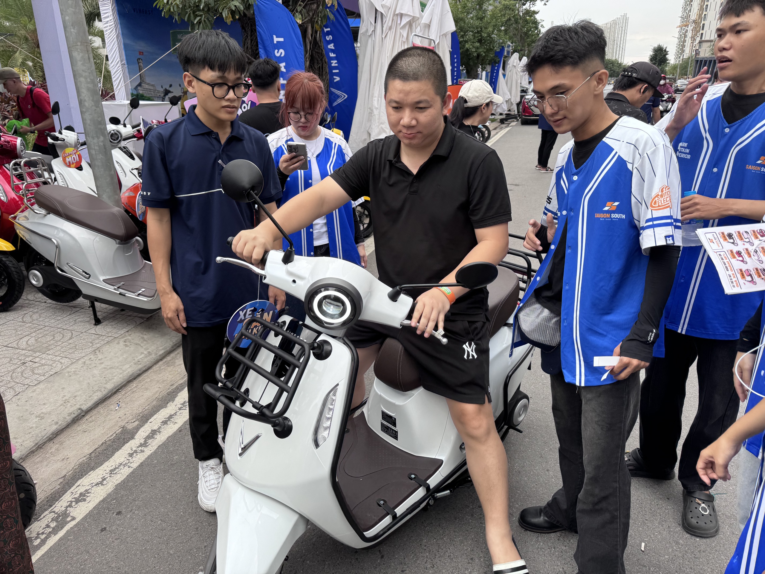 Cuối tuần nhộn nhịp đổi xe điện - Ảnh 2.