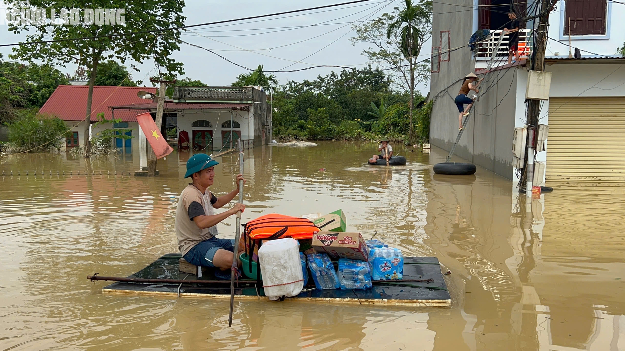 Lũ rút chậm, người dân Bắc Ninh chèo thuyền tự chế, trèo thang nhận đồ tiếp tế   - Ảnh 3.