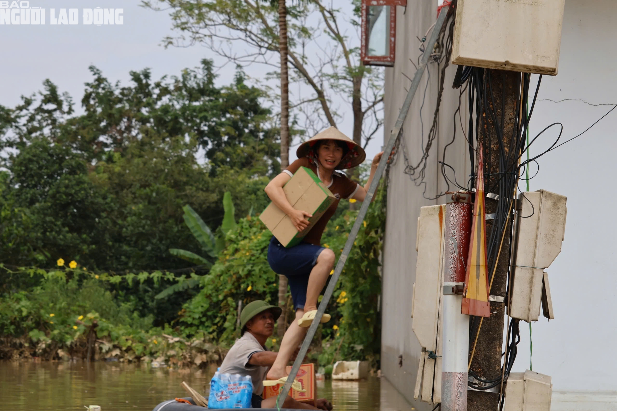 Lũ rút chậm, người dân Bắc Ninh chèo thuyền tự chế, trèo thang nhận đồ tiếp tế   - Ảnh 5.