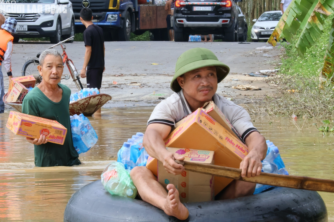 Lũ rút chậm, người dân Bắc Ninh chèo thuyền tự chế, trèo thang nhận đồ tiếp tế   - Ảnh 6.