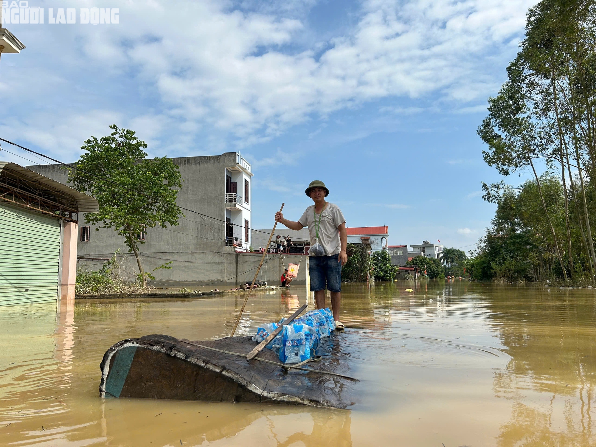 Lũ rút chậm, người dân Bắc Ninh chèo thuyền tự chế, trèo thang nhận đồ tiếp tế   - Ảnh 7.