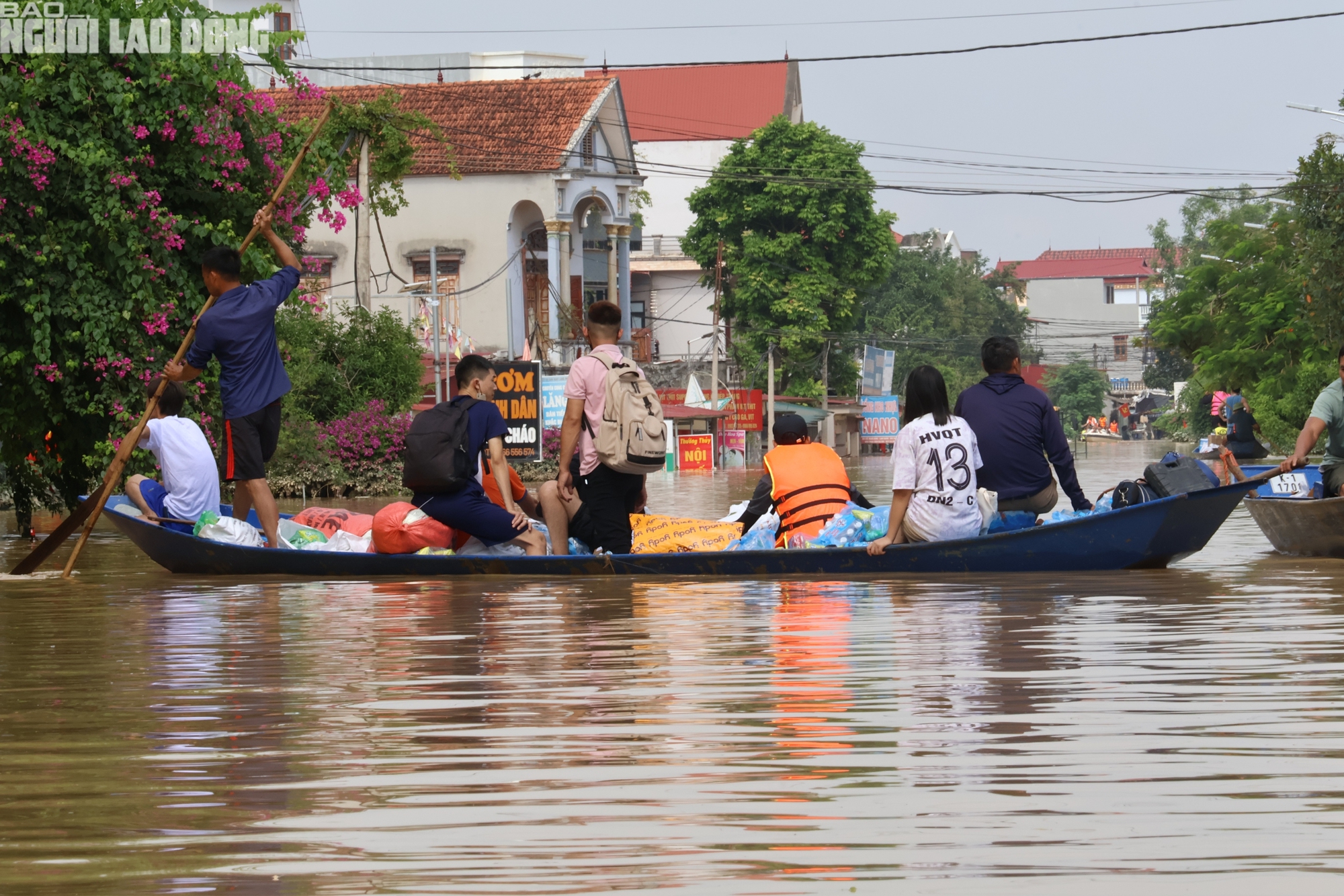Lũ rút chậm, người dân Bắc Ninh chèo thuyền tự chế, trèo thang nhận đồ tiếp tế   - Ảnh 8.