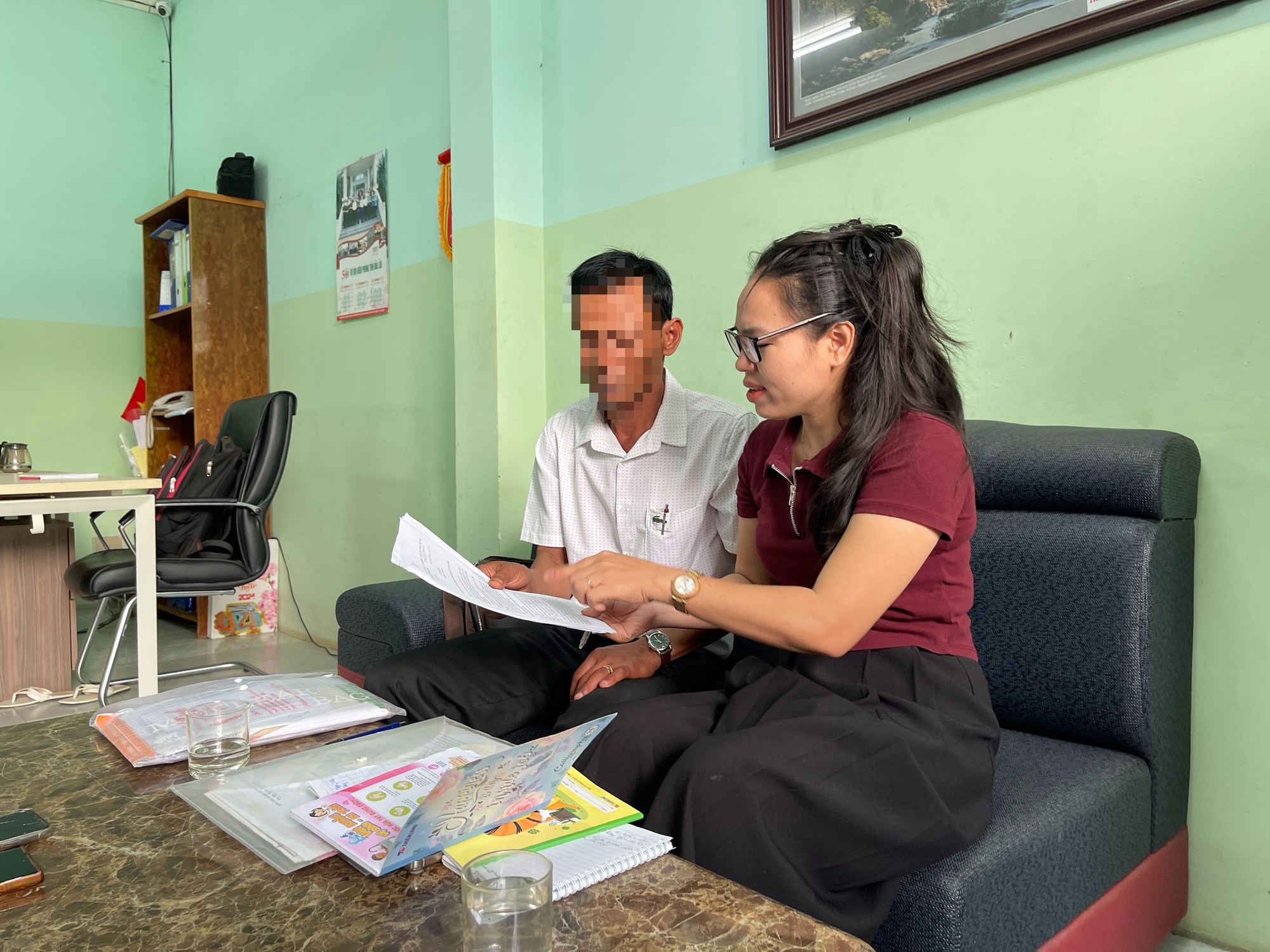 Thầy giáo bóp cổ đồng nghiệp giữa sân trường: Sự thật phía sau vụ việc gây xôn xao - Ảnh 1. Thầy giáo bóp cổ đồng nghiệp giữa sân trường: Sự thật phía sau vụ việc gây xôn xao - Ảnh 1.