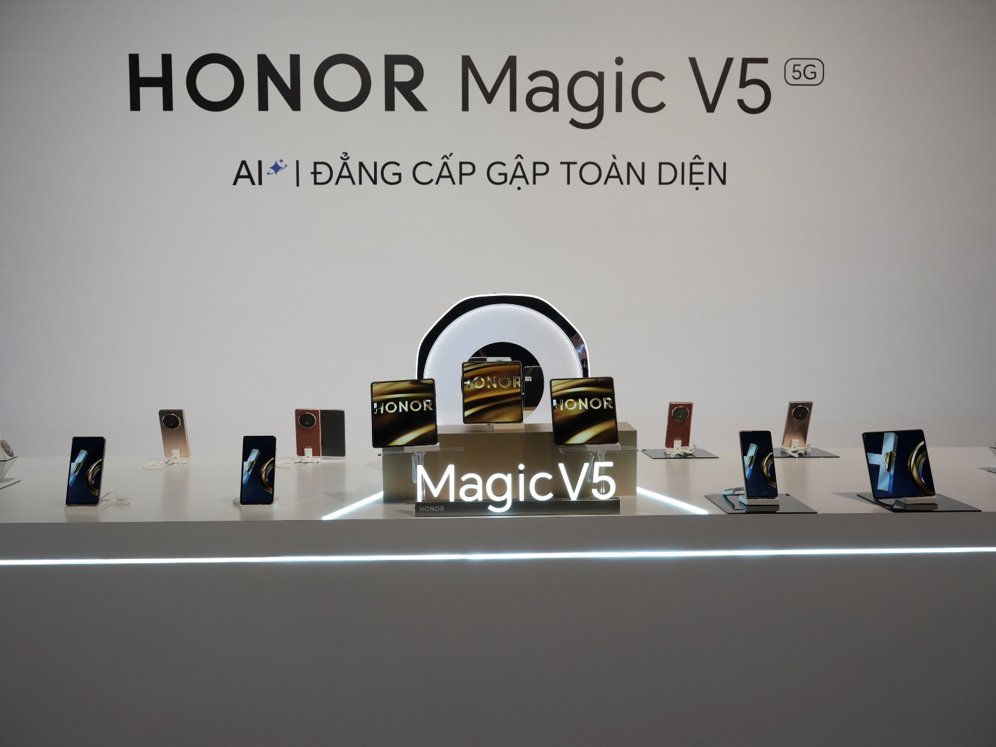 HONOR Magic V5 - smartphone gập mỏng nhẹ, bền bỉ chính thức ra mắt tại Việt Nam - Ảnh 1.