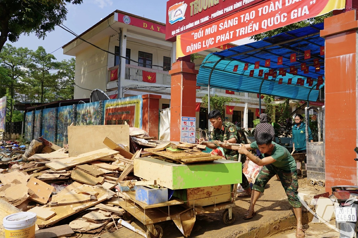 Người dân Thái Nguyên khắc phục hậu quả trận lũ lịch sử chưa từng có - Ảnh 16.
