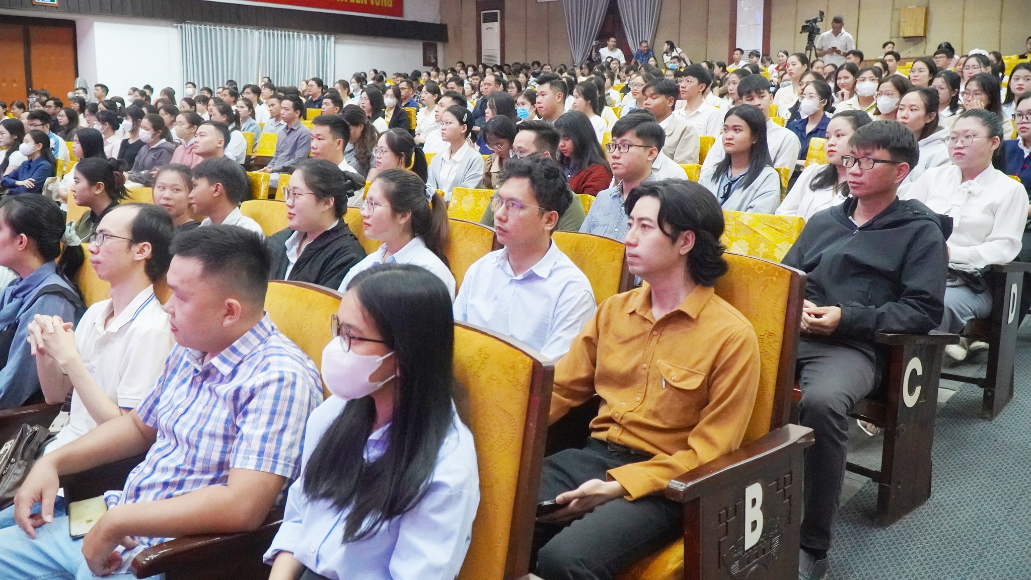 Huế tạm hoãn thi vòng 2 tuyển dụng công chức do bão số 12 - Ảnh 1. Huế tạm hoãn thi vòng 2 tuyển dụng công chức do bão số 12 - Ảnh 1.