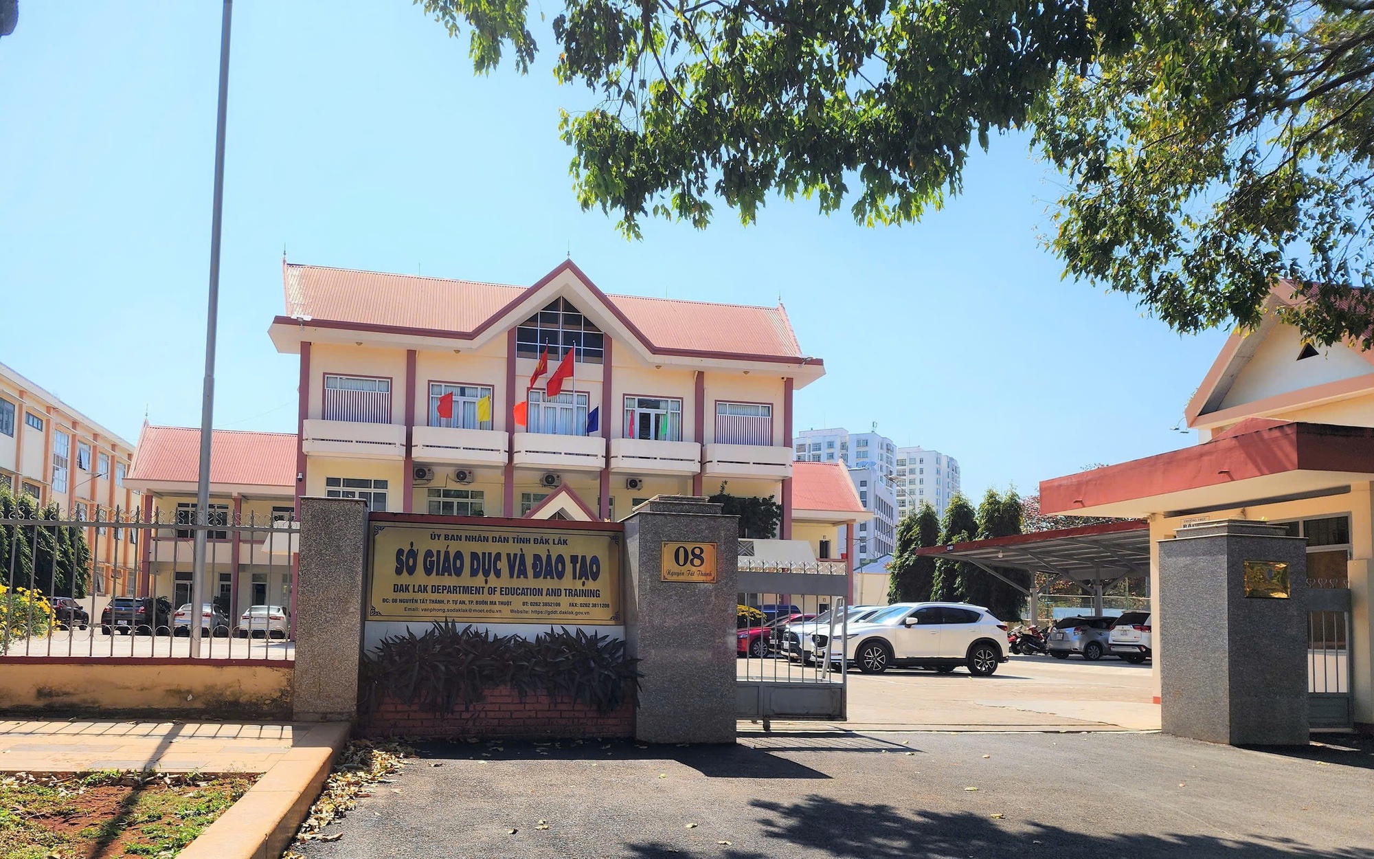Thầy giáo bóp cổ đồng nghiệp giữa sân trường: Sự thật phía sau vụ việc gây xôn xao - Ảnh 3.
