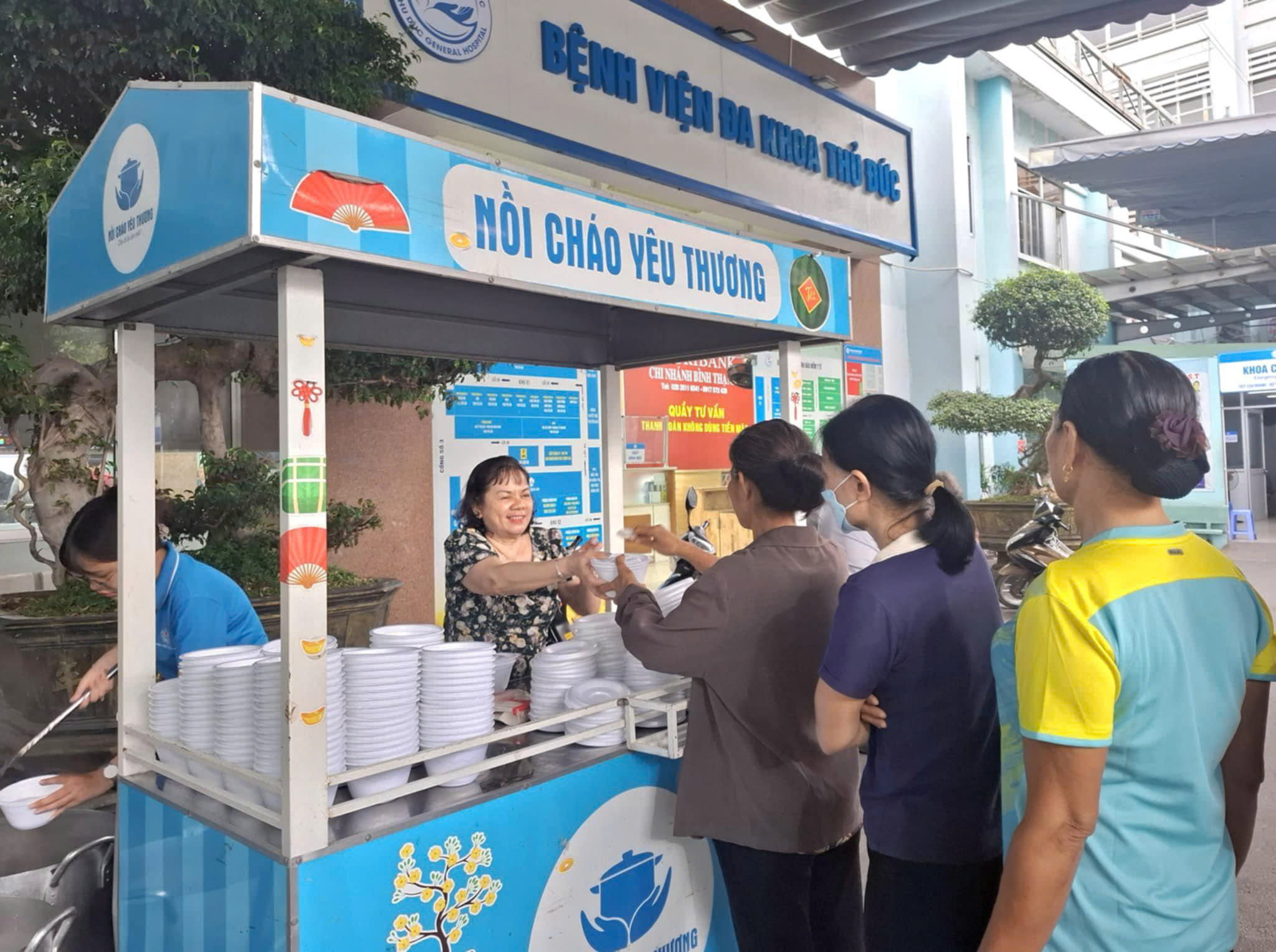 Bất ngờ với hình ảnh cuối tuần ở Bệnh viện Đa khoa Thủ Đức - Ảnh 2.