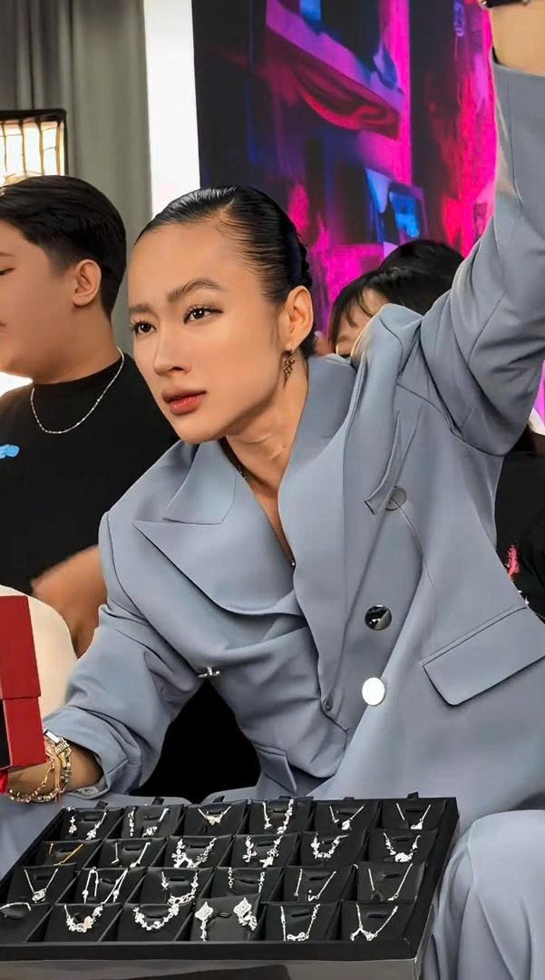 Angela Phương Trinh làm trò?   - Ảnh 1.