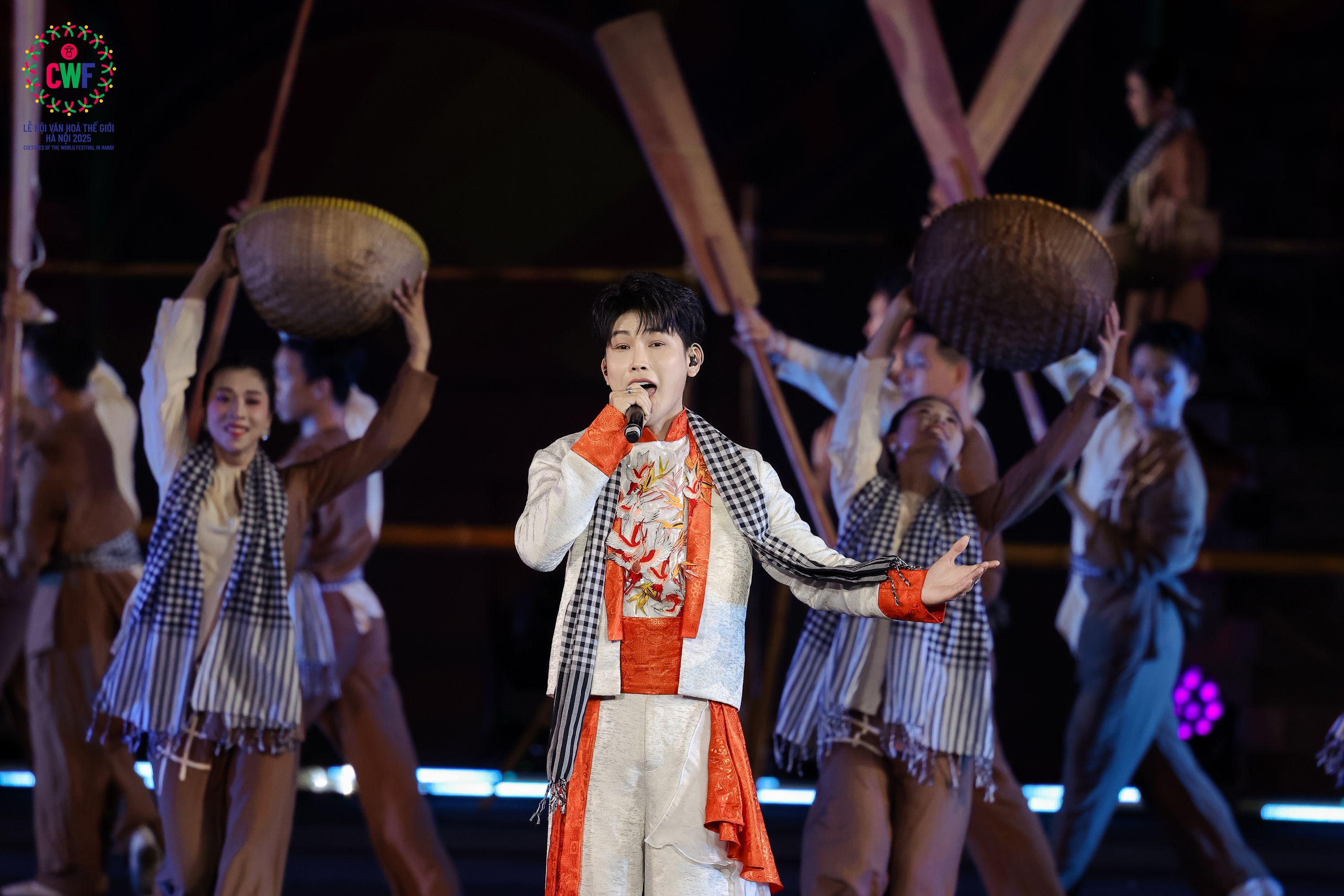 Tiêu Minh Phụng "sĩ đến hết đời" khi tham gia chương trình Lễ hội giao lưu văn hoá Thế giới 2025   - Ảnh 1.