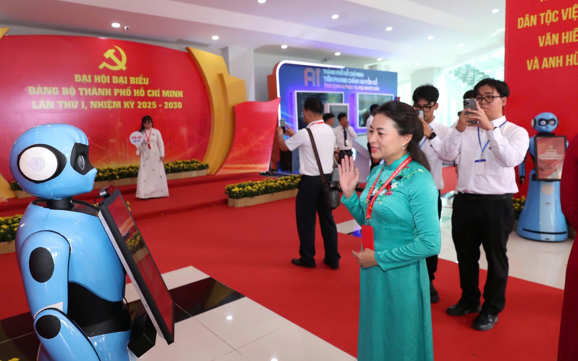 TP HCM khẩn trương hoàn thiện hạ tầng công nghệ thông tin cho chính quyền 2 cấp - Ảnh 2.