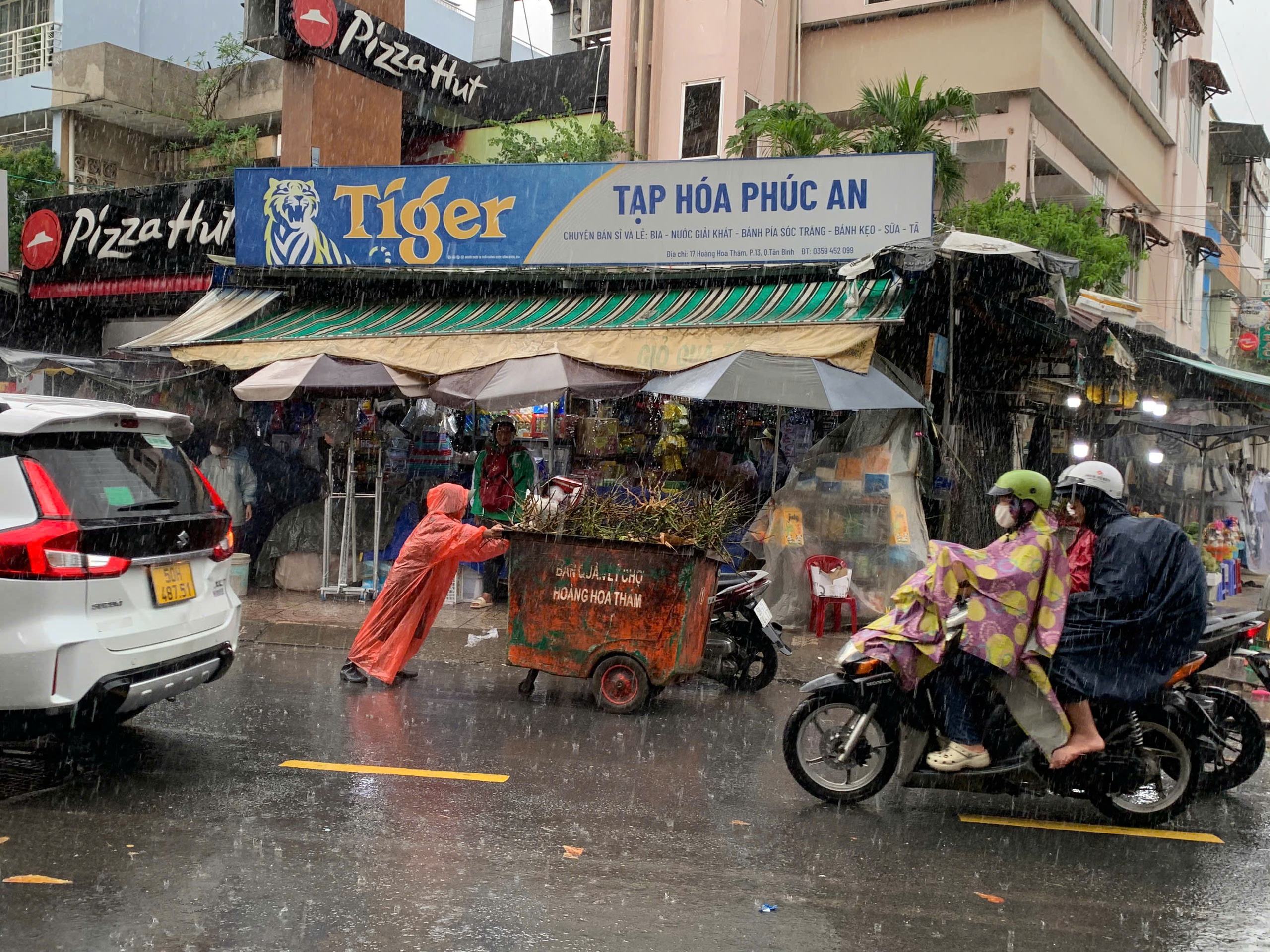 Trời TP HCM tối sầm, nhiều nơi mưa mù mịt - Ảnh 2.