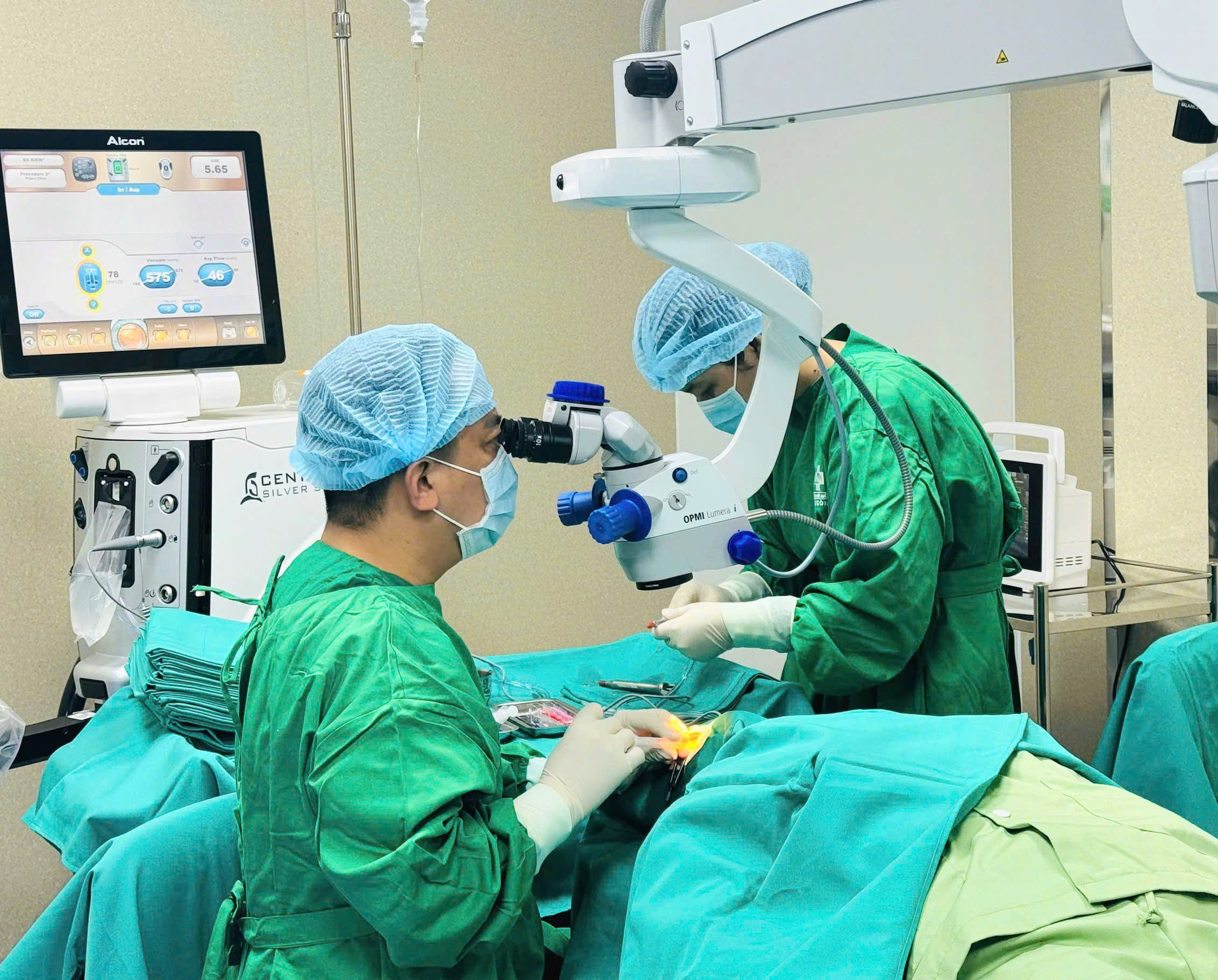 Bác sĩ Việt Nam đầu tiên nhận giải thưởng quốc tế danh giá về phẫu thuật đục thủy tinh thể - Ảnh 2.