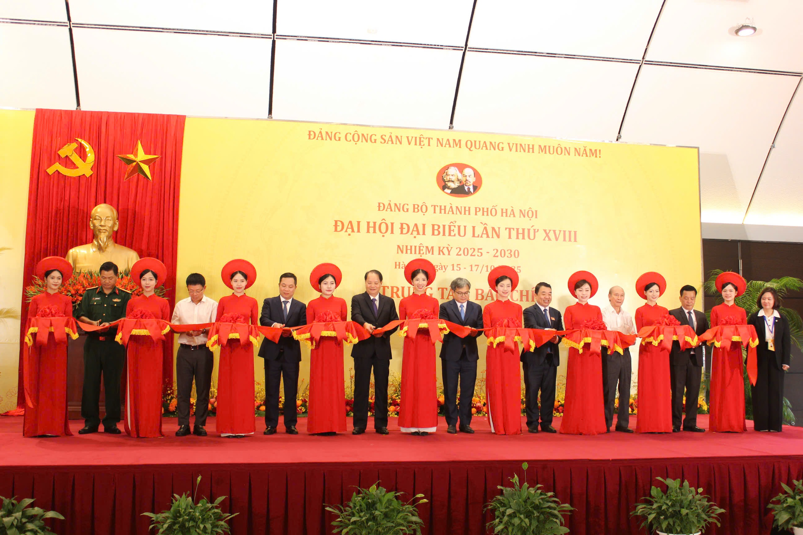 Khai trương Trung tâm Báo chí phục vụ Đại hội đại biểu Đảng bộ TP Hà Nội lần thứ XVIII - Ảnh 1. Khai trương Trung tâm Báo chí phục vụ Đại hội đại biểu Đảng bộ TP Hà Nội lần thứ XVIII - Ảnh 1.