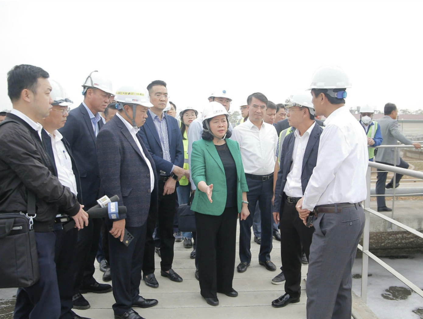 Hà Nội tập trung xử lý ô nhiễm không khí và cải thiện chất lượng môi trường - Ảnh 1. Hà Nội tập trung xử lý ô nhiễm không khí và cải thiện chất lượng môi trường - Ảnh 1.