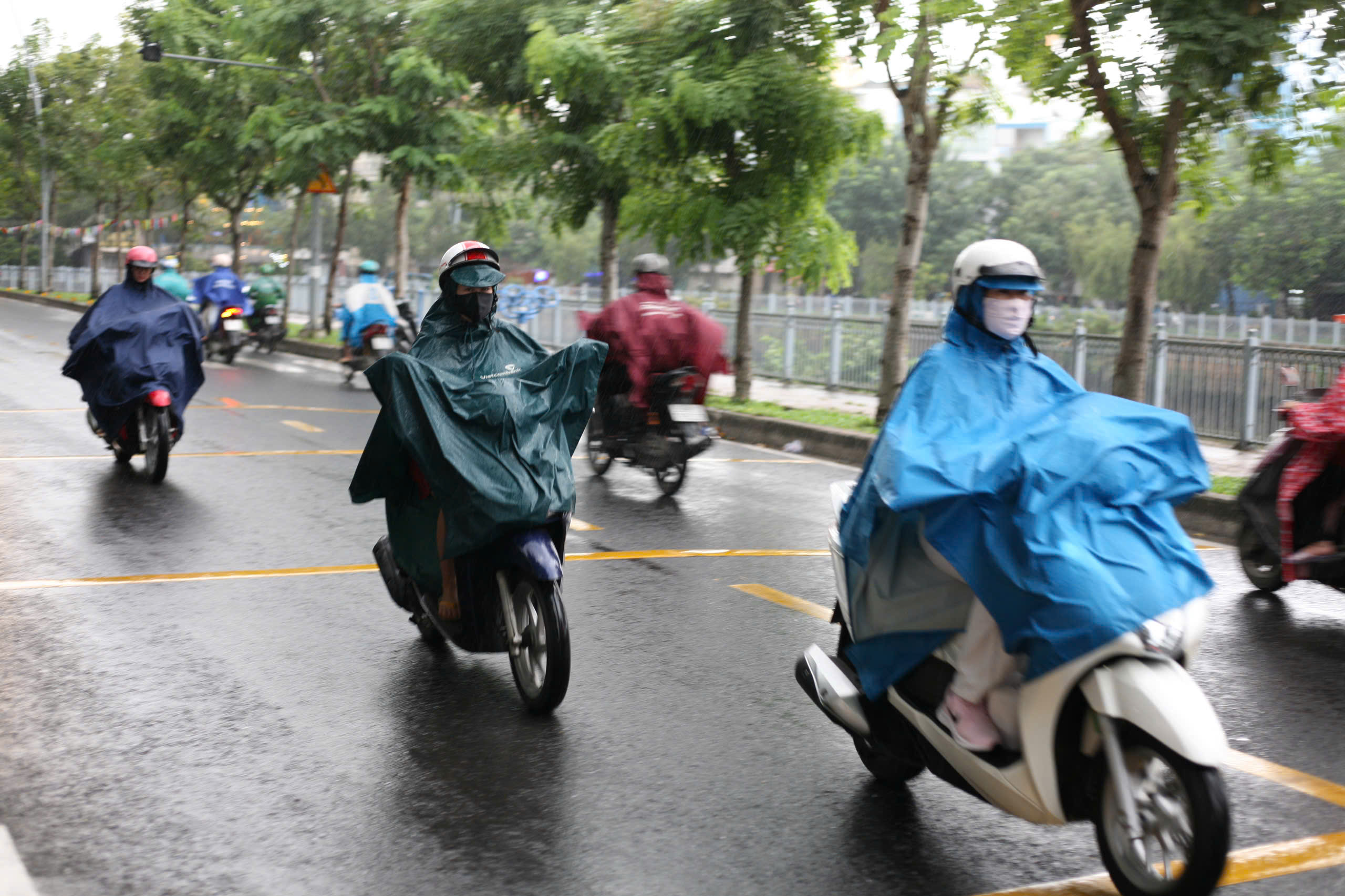 Thời tiết TP HCM hôm nay, 15-10: Sáng oi nóng, khả năng mưa về chiều - Ảnh 1.