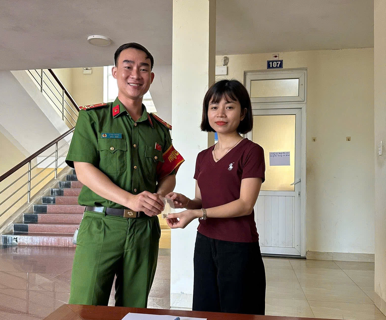 Người dân liên hệ công an, trả lại nhiều dây chuyền vàng nhặt được - Ảnh 1.