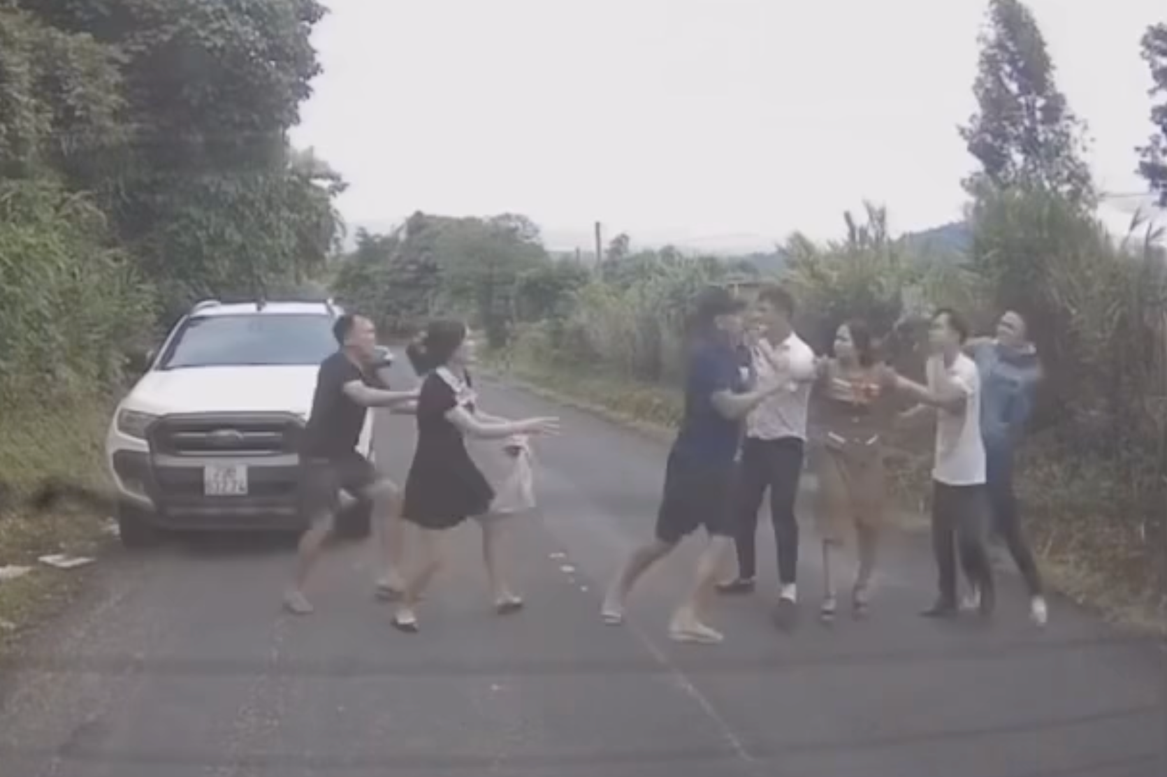 Clip: Hai nhóm lao vào đánh nhau giữa quốc lộ sau va chạm ô tô - Ảnh 2.