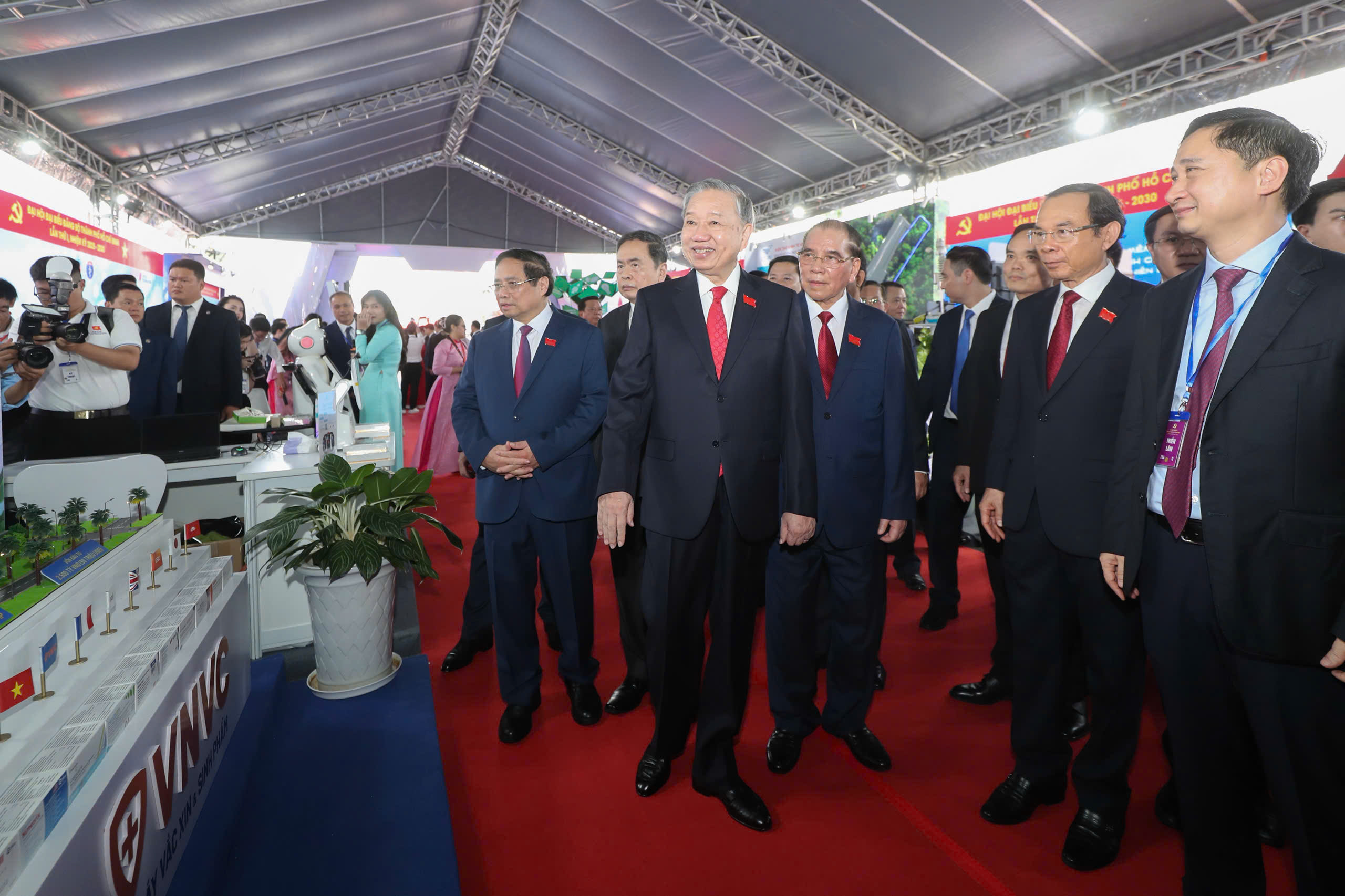 Tổng Bí thư Tô Lâm tham quan triển lãm tại Đại hội đại biểu Đảng bộ TPHCM - Ảnh 2.
