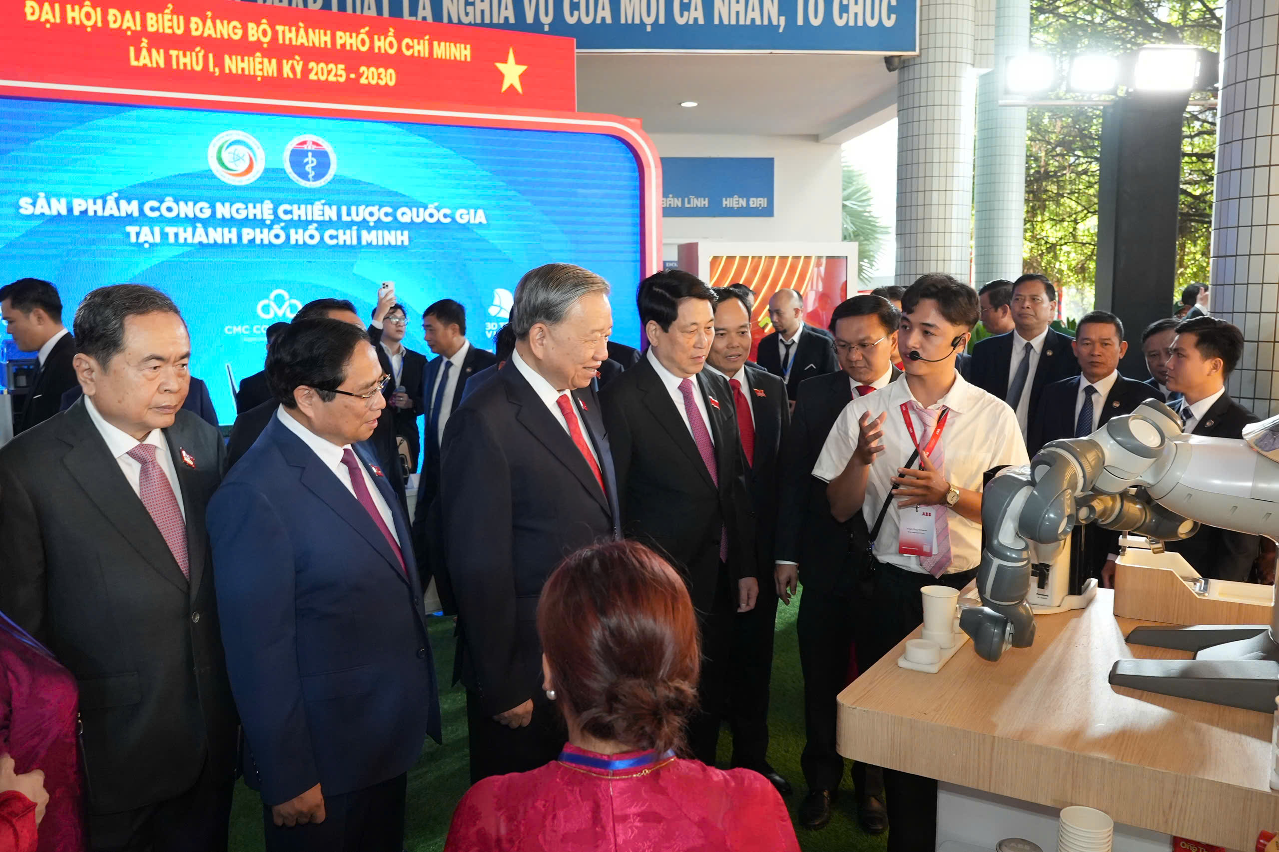 Tổng Bí thư Tô Lâm tham quan triển lãm tại Đại hội đại biểu Đảng bộ TPHCM - Ảnh 1.