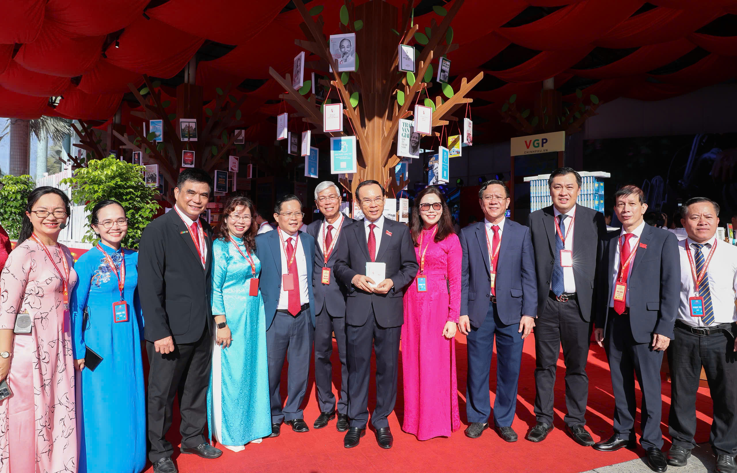 Tổng Bí thư Tô Lâm tham quan triển lãm tại Đại hội đại biểu Đảng bộ TPHCM - Ảnh 6.