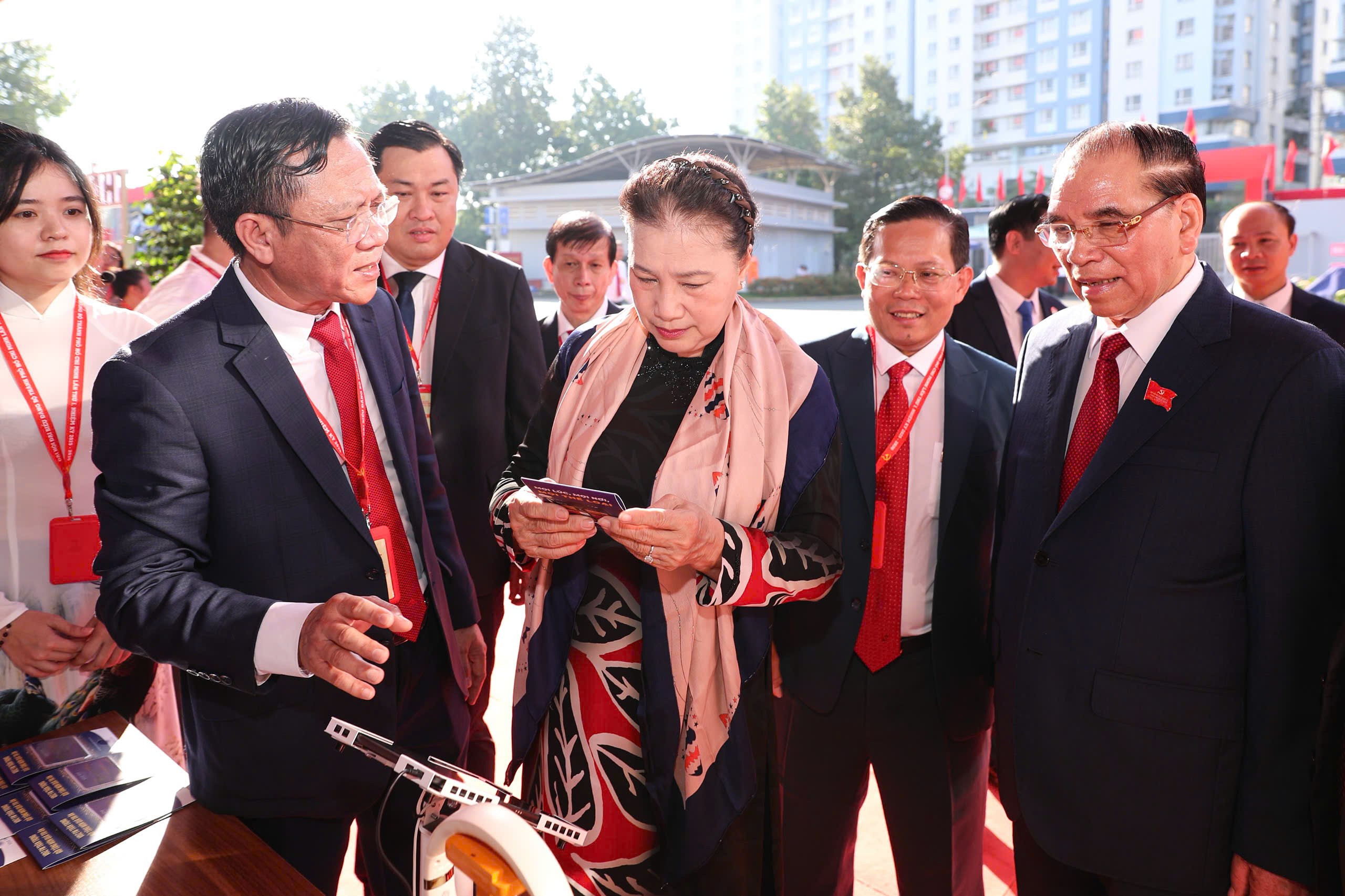 Tổng Bí thư Tô Lâm tham quan triển lãm tại Đại hội đại biểu Đảng bộ TPHCM - Ảnh 4.