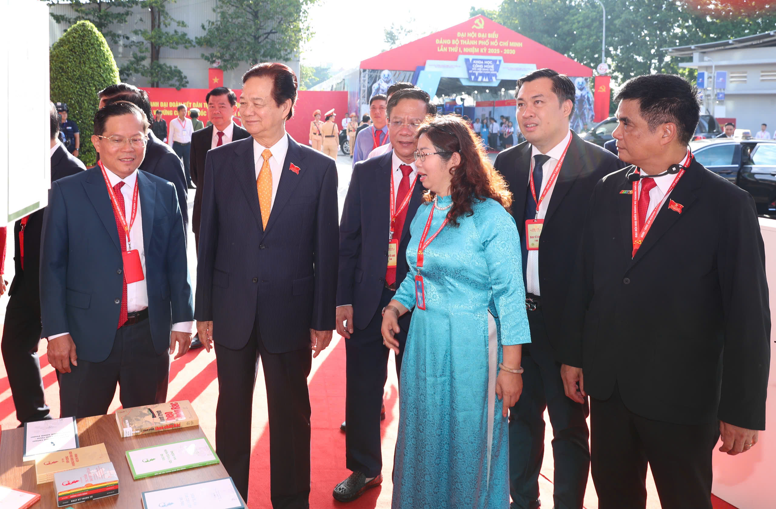 Tổng Bí thư Tô Lâm tham quan triển lãm tại Đại hội đại biểu Đảng bộ TPHCM - Ảnh 5.