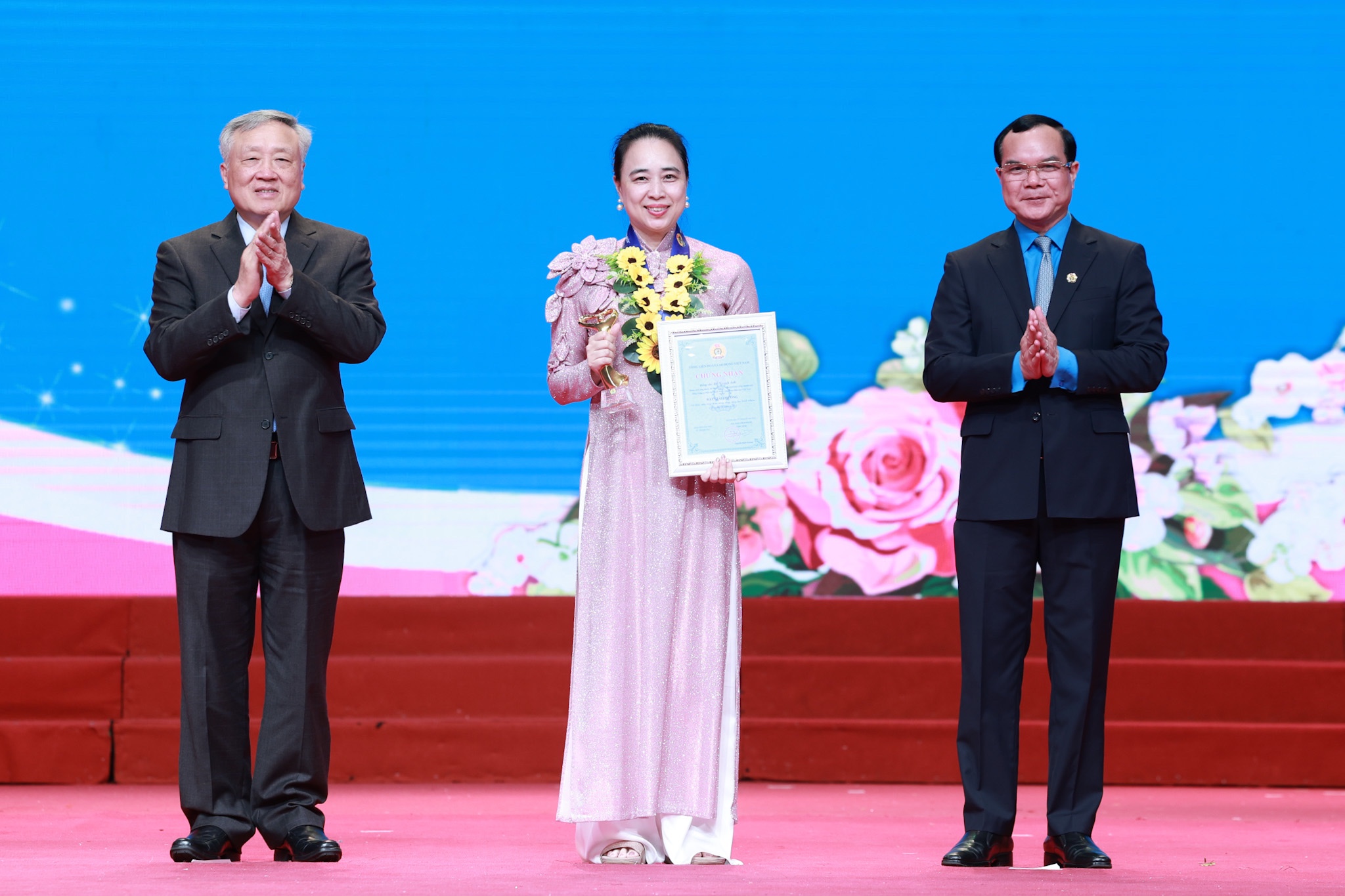 Trao tặng Giải thưởng "Nữ đoàn viên công đoàn năng động, sáng tạo, trách nhiệm" lần thứ I - Ảnh 7.
