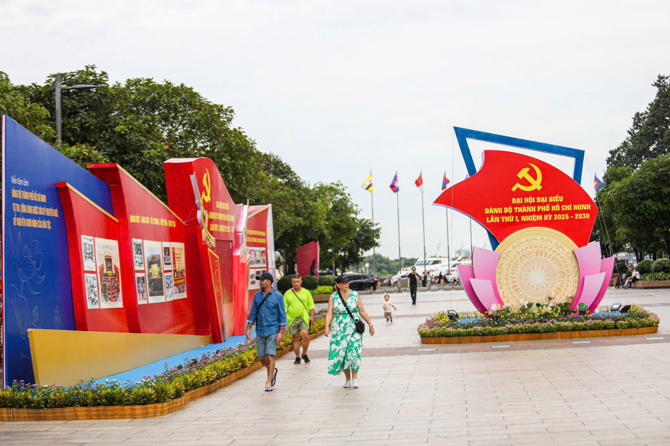 Để nghị quyết là hơi thở cuộc sống - Ảnh 1. Để nghị quyết là hơi thở cuộc sống - Ảnh 1.