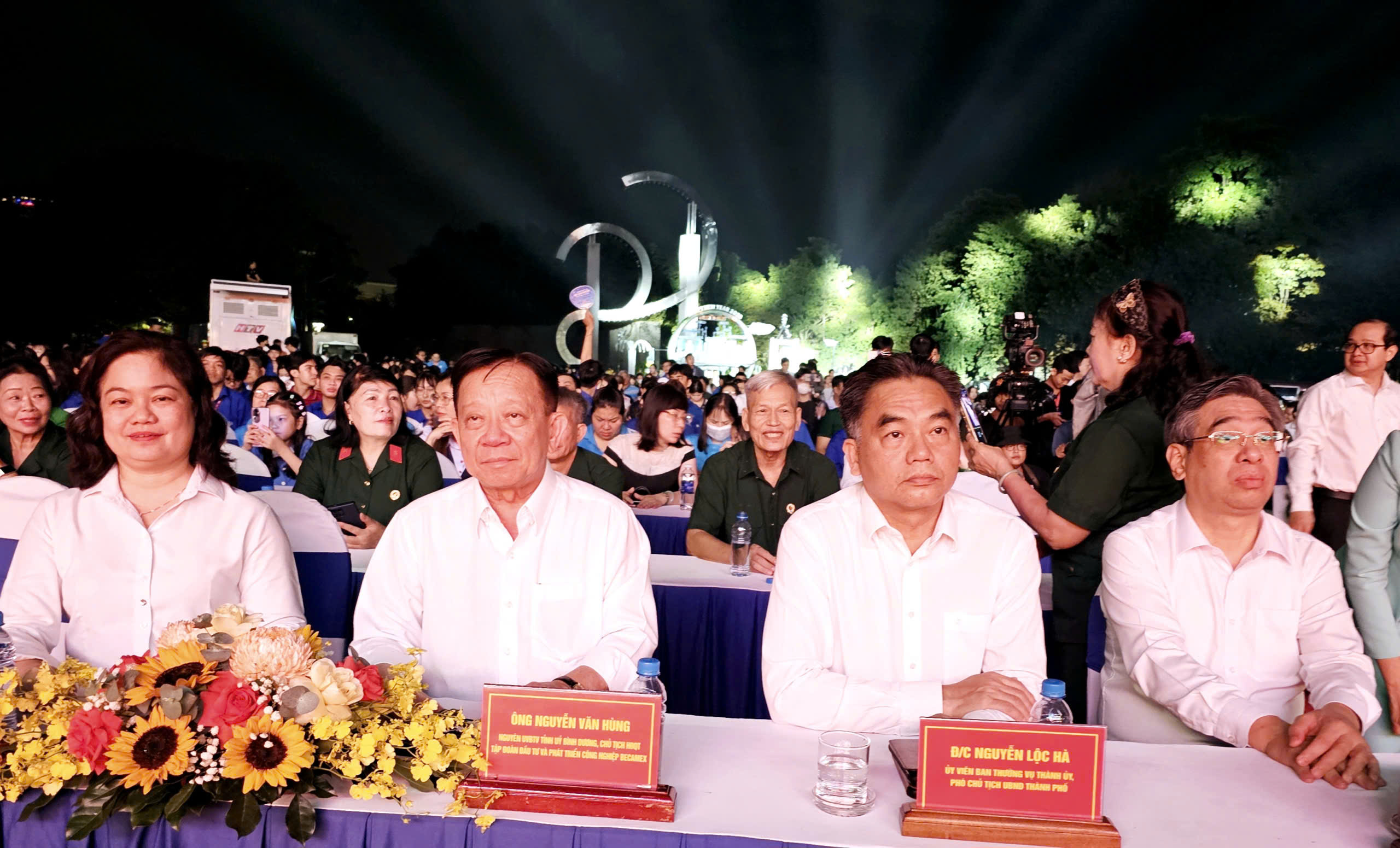 Ông Trần Lưu Quang dự chương trình nghệ thuật chào mừng thành công Đại hội Đảng bộ TP HCM - Ảnh 1.