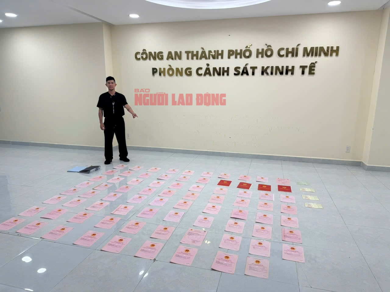 Nóng: Công an TP HCM mở két sắt của Ngân 98, thu 80 sổ đỏ - Ảnh 1.