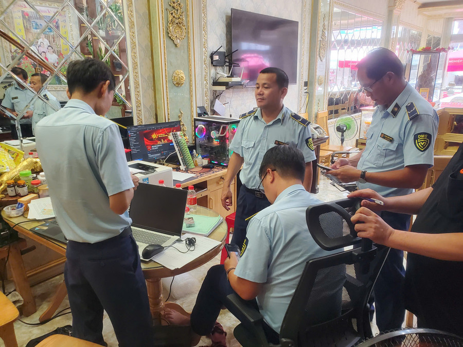 Bán trang sức giả Chanel, một tiệm vàng ở Gia Lai bị phạt nặng - Ảnh 1.