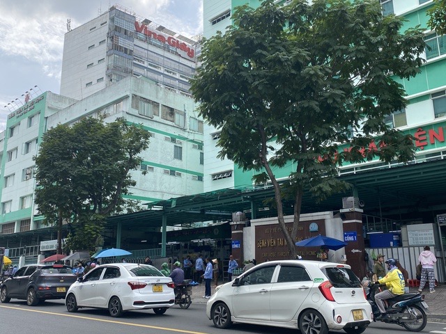 Bệnh viện Tai Mũi Họng TP HCM chỉ bệnh nhân cách né "cò" bên ngoài - Ảnh 1.