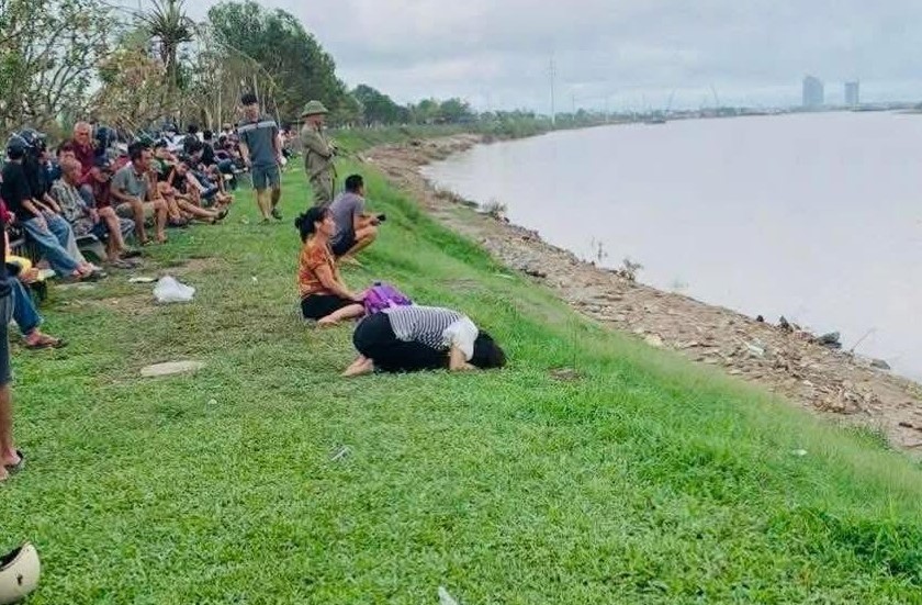 Thông tin mới vụ bố ôm 2 con nhỏ nhảy xuống sông tự tử - Ảnh 2.