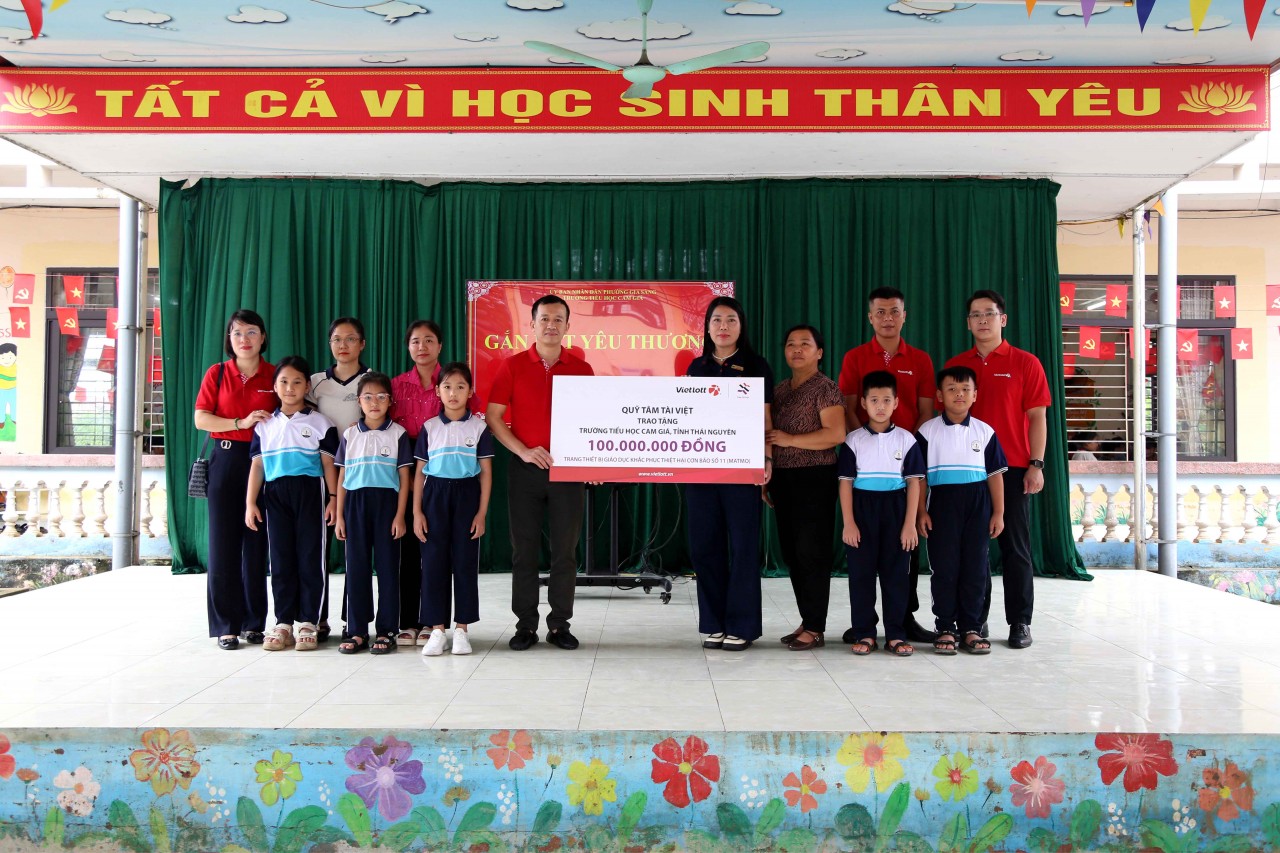 Vietlott và Quỹ Tâm Tài Việt ủng hộ 2,3 tỉ đồng khắc phục hậu quả bão số 11 - Ảnh 2.