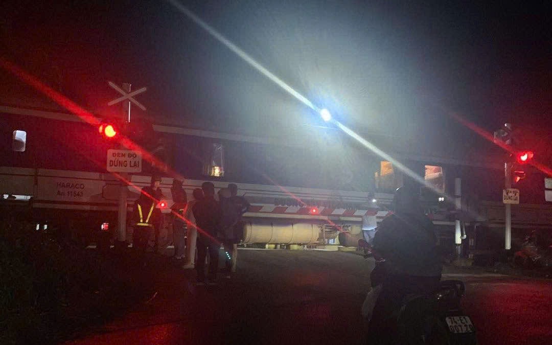 VIDEO: Ô tô mắc kẹt trên đường ray khi đoàn tàu hỏa chuẩn bị lao tới - Ảnh 1.