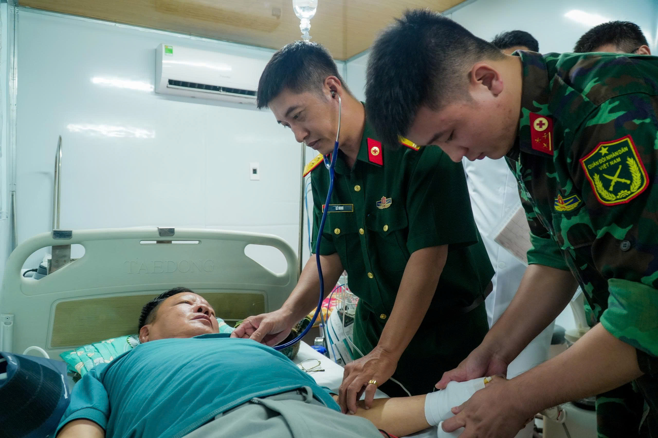 Bác sĩ căng thẳng từng giây trên không đưa bệnh nhân đột quỵ về đất liền - Ảnh 5.
