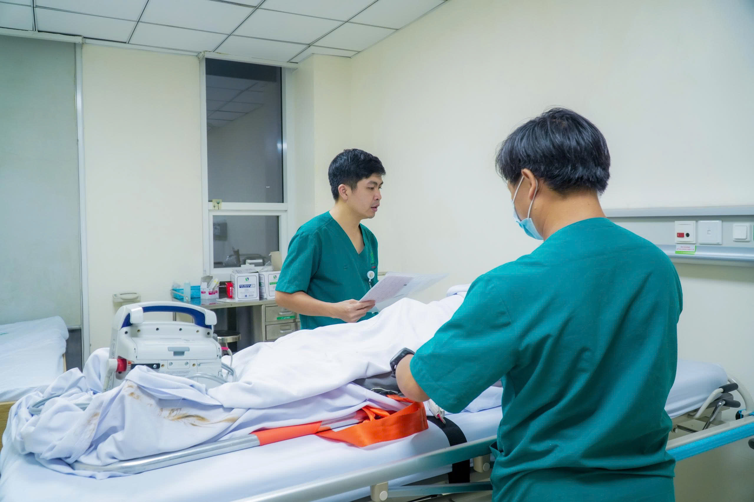 Bác sĩ căng thẳng từng giây trên không đưa bệnh nhân đột quỵ về đất liền - Ảnh 7.