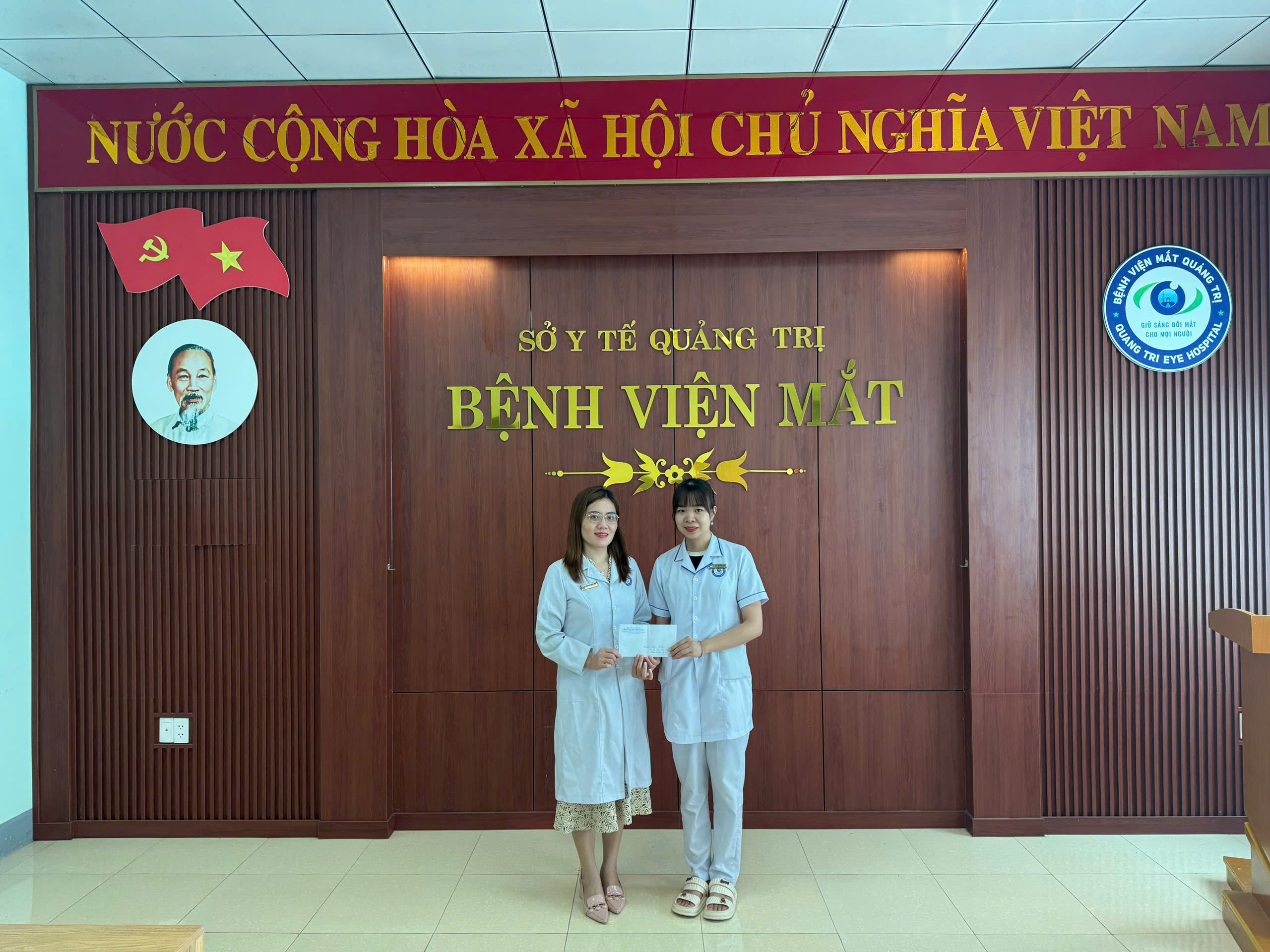 CLIP: Giây phút nữ điều dưỡng nhanh trí cứu người đàn ông bất ngờ gục ngã, ngừng tim - Ảnh 1.