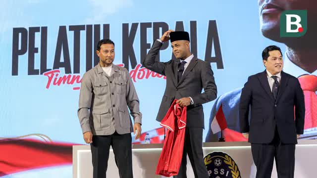 HLV Patrick Kluivert và đội ngũ bị Indonesia sa thải - Ảnh 1.